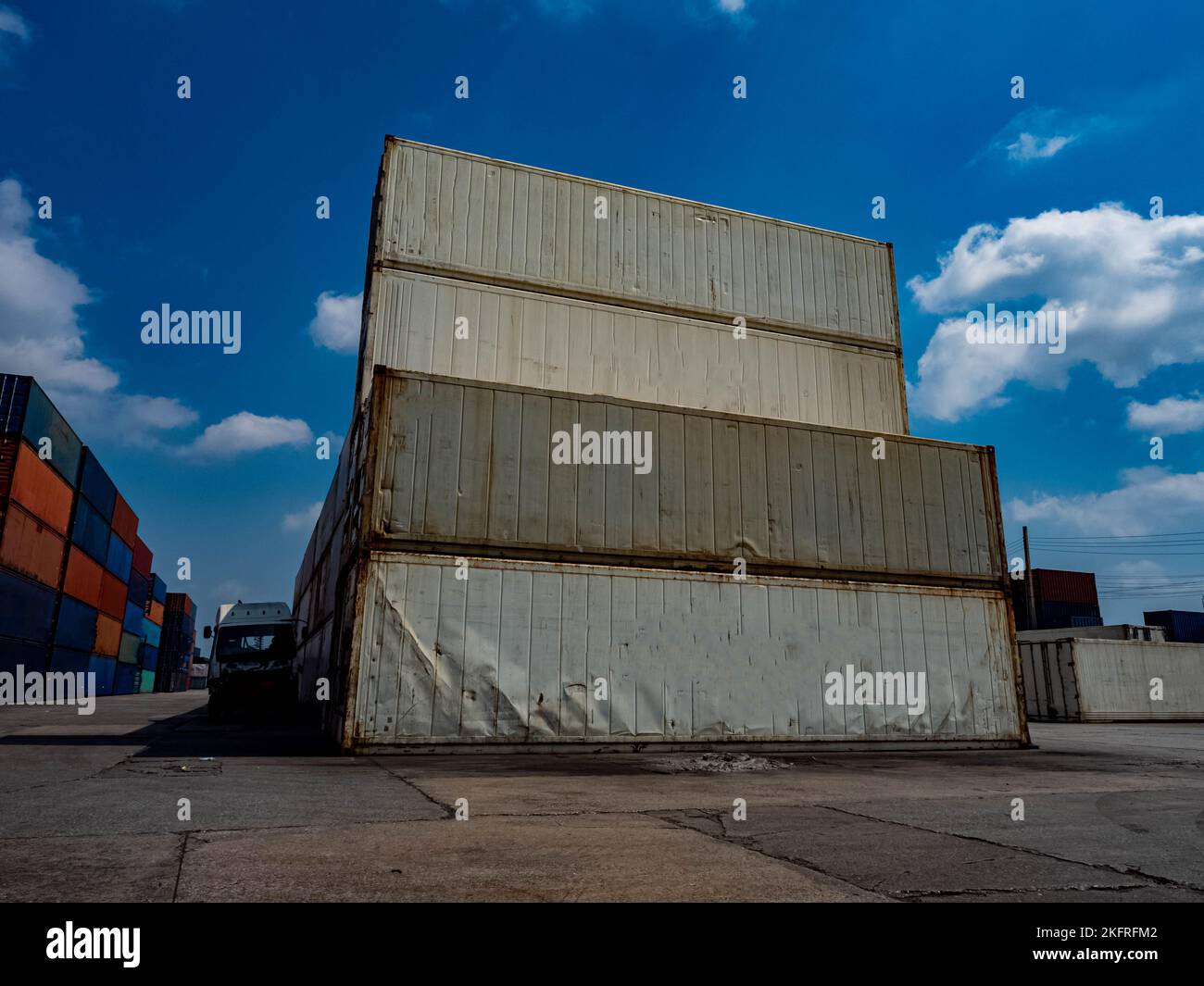 Expédition de conteneurs importation exportation transport logistique marchandises commerce fret livraison port chargement lourd bonne grue d'entrepôt commercial Inte Banque D'Images