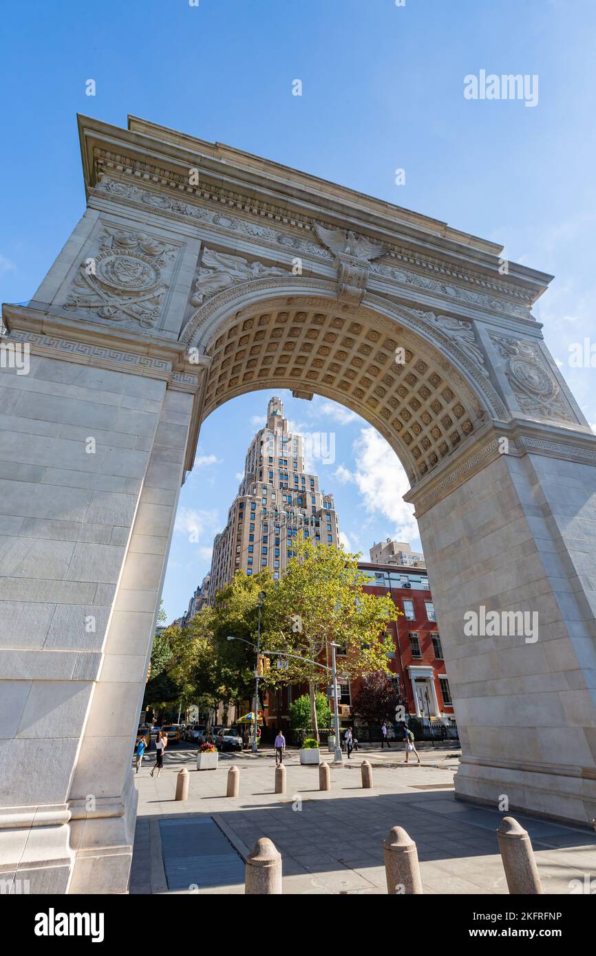 Vue ensoleillée sur l'Arc de Triomphe du parc Washington Square à New York Banque D'Images