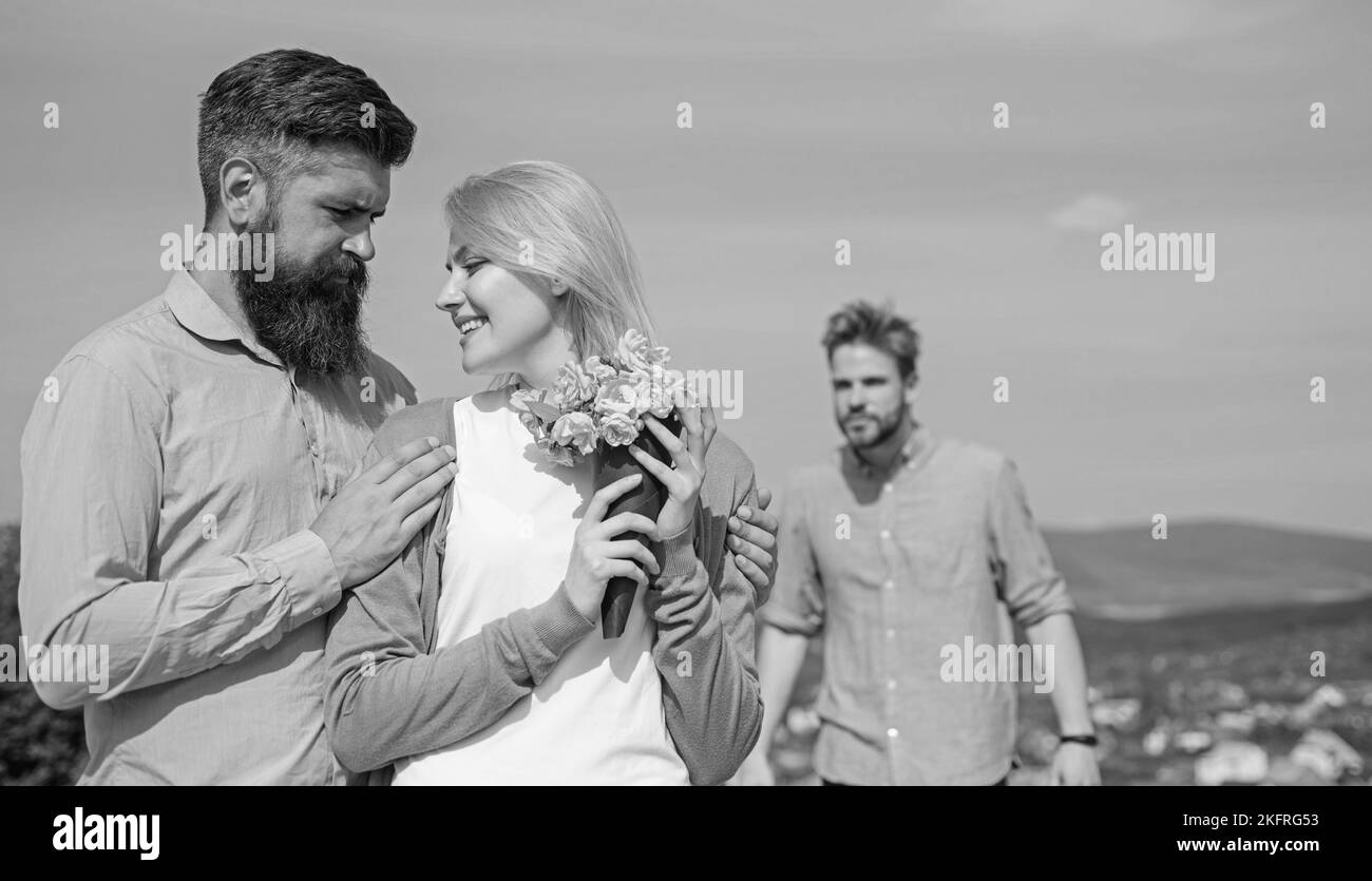 Ex-partenaire fille commence à regarder les relations amour heureux. Couple in love dating une journée ensoleillée, le fond de ciel. Laisser passé derrière. Couple avec bouquet Banque D'Images