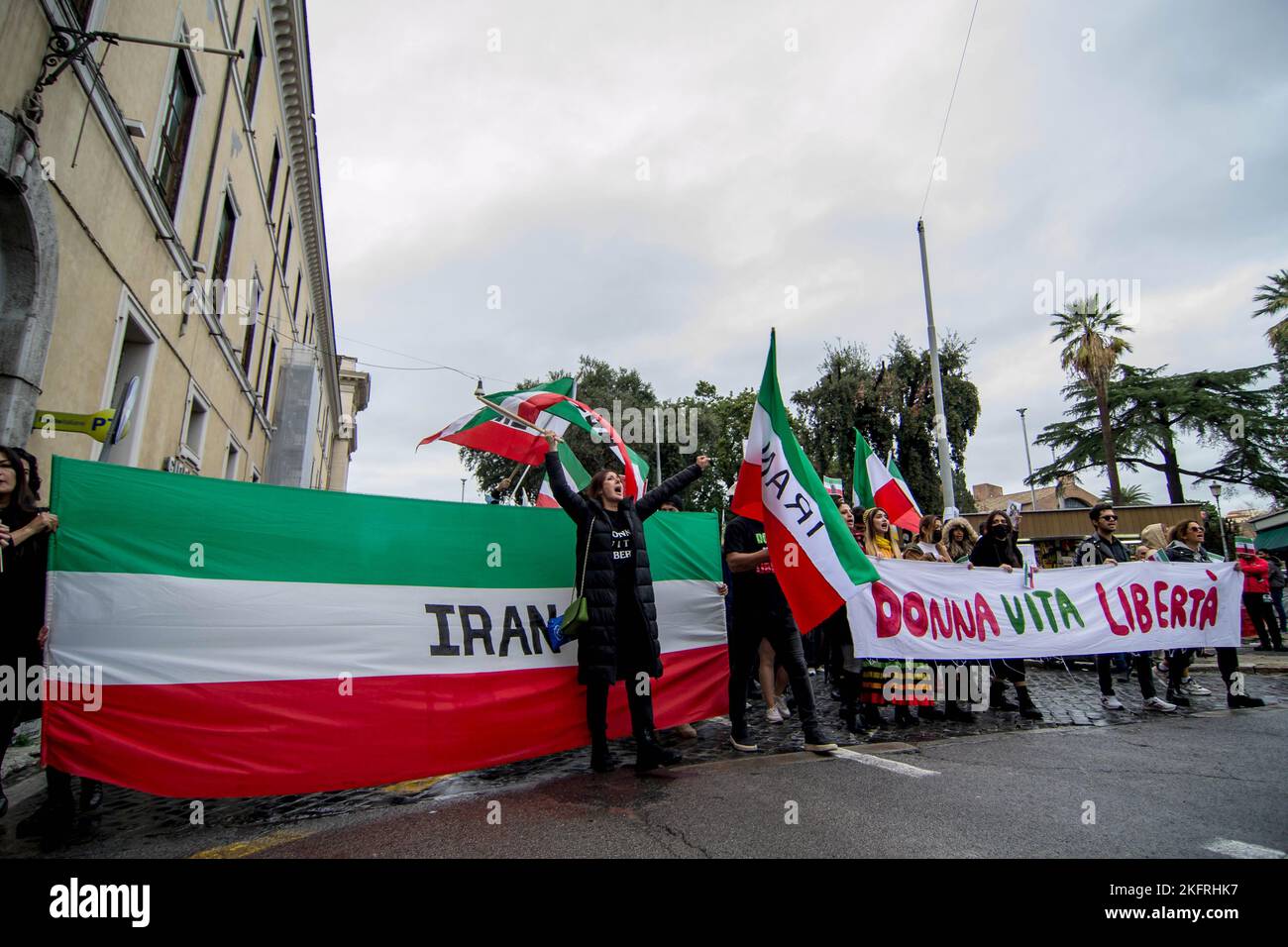 Rome, Italie, Italie. 19th novembre 2022. Des étudiants iraniens ont manifesté en Italie contre le gouvernement iranien et la république islamique, pour demander justice pour la mort de Mahsa Amini et pour sensibiliser les gens aux procès de 15 000 personnes arrêtées et condamnées à mort en Iran. (Credit image: © Patrizia Corteltessa/Pacific Press via ZUMA Press Wire) Banque D'Images