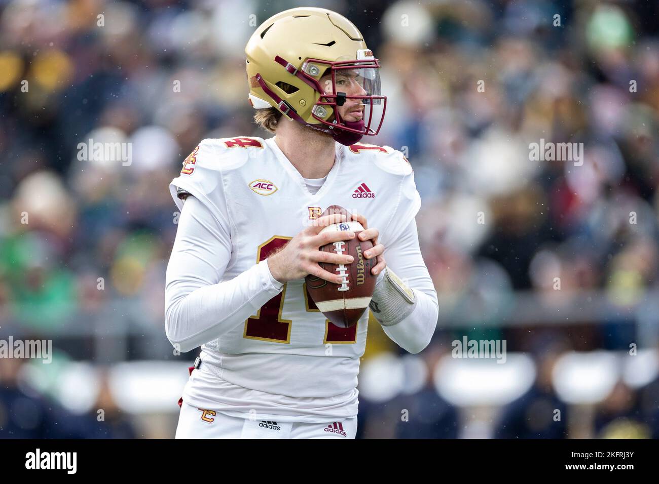 South Bend, Indiana, États-Unis. 19th novembre 2022. Le quarterback du Boston College Emmett Morehead (14) passe le ballon lors du match de football de la NCAA entre les Boston College Eagles et le notre Dame Fighting Irish au stade notre Dame de South Bend, Indiana. Notre Dame défait le Boston College 44-0. John Mersiits/CSM/Alamy Live News Banque D'Images