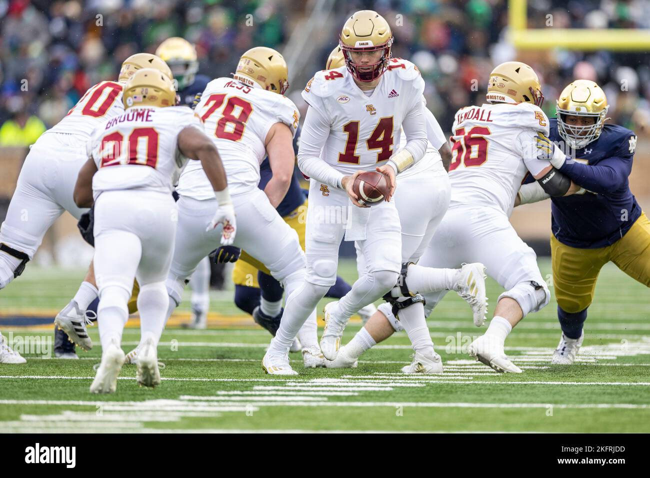 South Bend, Indiana, États-Unis. 19th novembre 2022. Le quarterback du Boston College Emmett Morehead (14) pivote avec le ballon lors du match de football de la NCAA entre les Boston College Eagles et notre Dame Fighting Irish au stade notre Dame de South Bend, Indiana. Notre Dame défait le Boston College 44-0. John Mersiits/CSM/Alamy Live News Banque D'Images