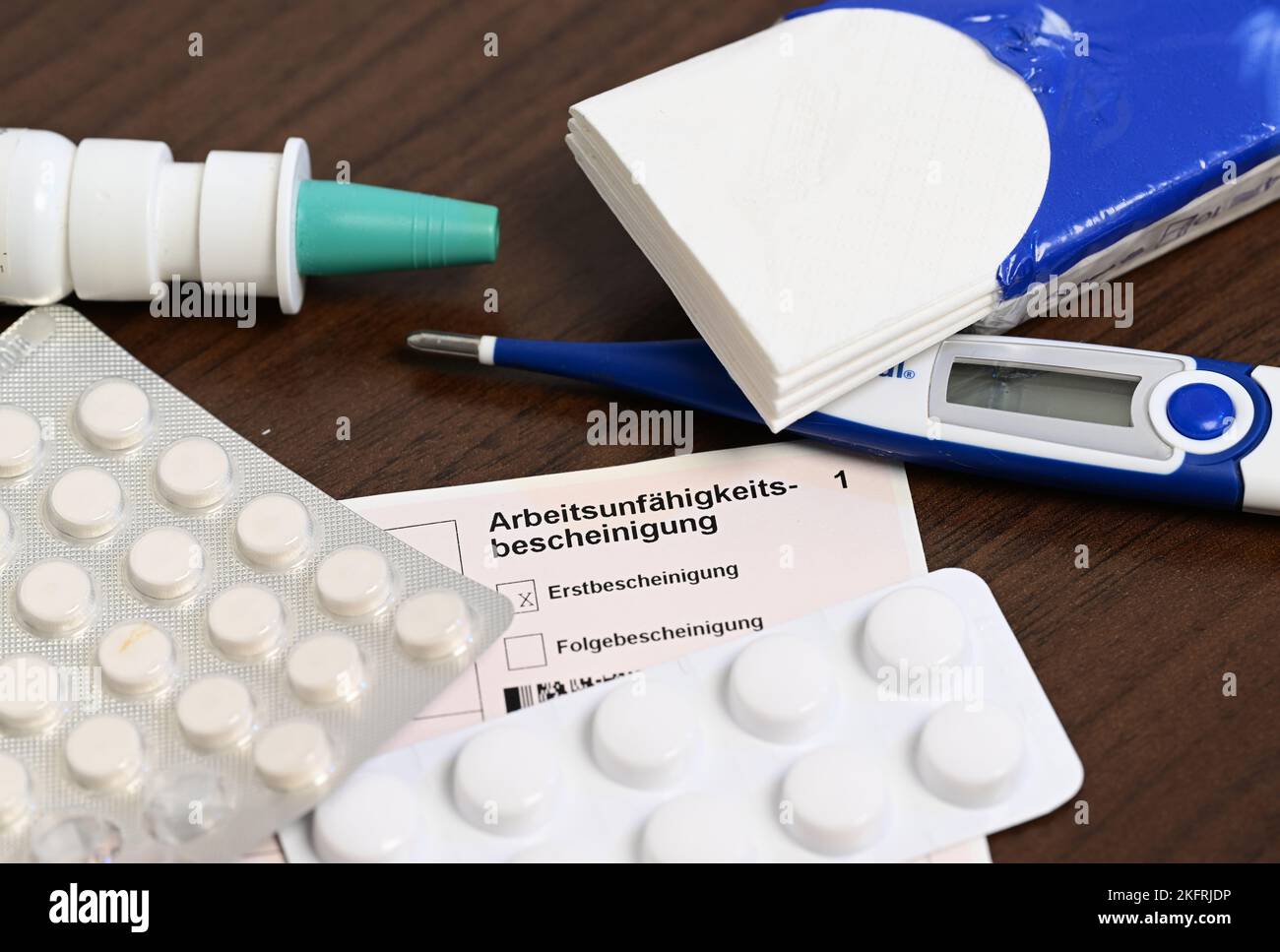 Stuttgart, Allemagne. 18th novembre 2022. Un thermomètre de fièvre, un médicament et un certificat d'incapacité de travail du médecin (note de maladie) sont posés sur une table de chevet (scène posée). Avec la saison froide, les infections de la grippe sont à nouveau en hausse. Credit: Bernd Weißbrod/dpa/Alay Live News Banque D'Images