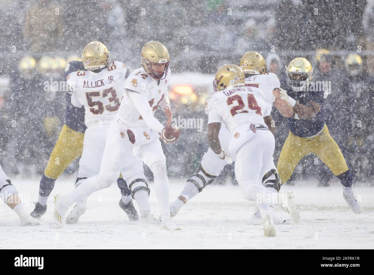 South Bend, Indiana, États-Unis. 19th novembre 2022. Le quarterback du Boston College Emmett Morehead (14) remet le ballon au Boston College en course de retour Pat Garwo III (24) pendant le match de football de la NCAA entre les Boston College Eagles et notre Dame Fighting Irish au stade notre Dame de South Bend, Indiana. Notre Dame défait le Boston College 44-0. John Mersiits/CSM/Alamy Live News Banque D'Images