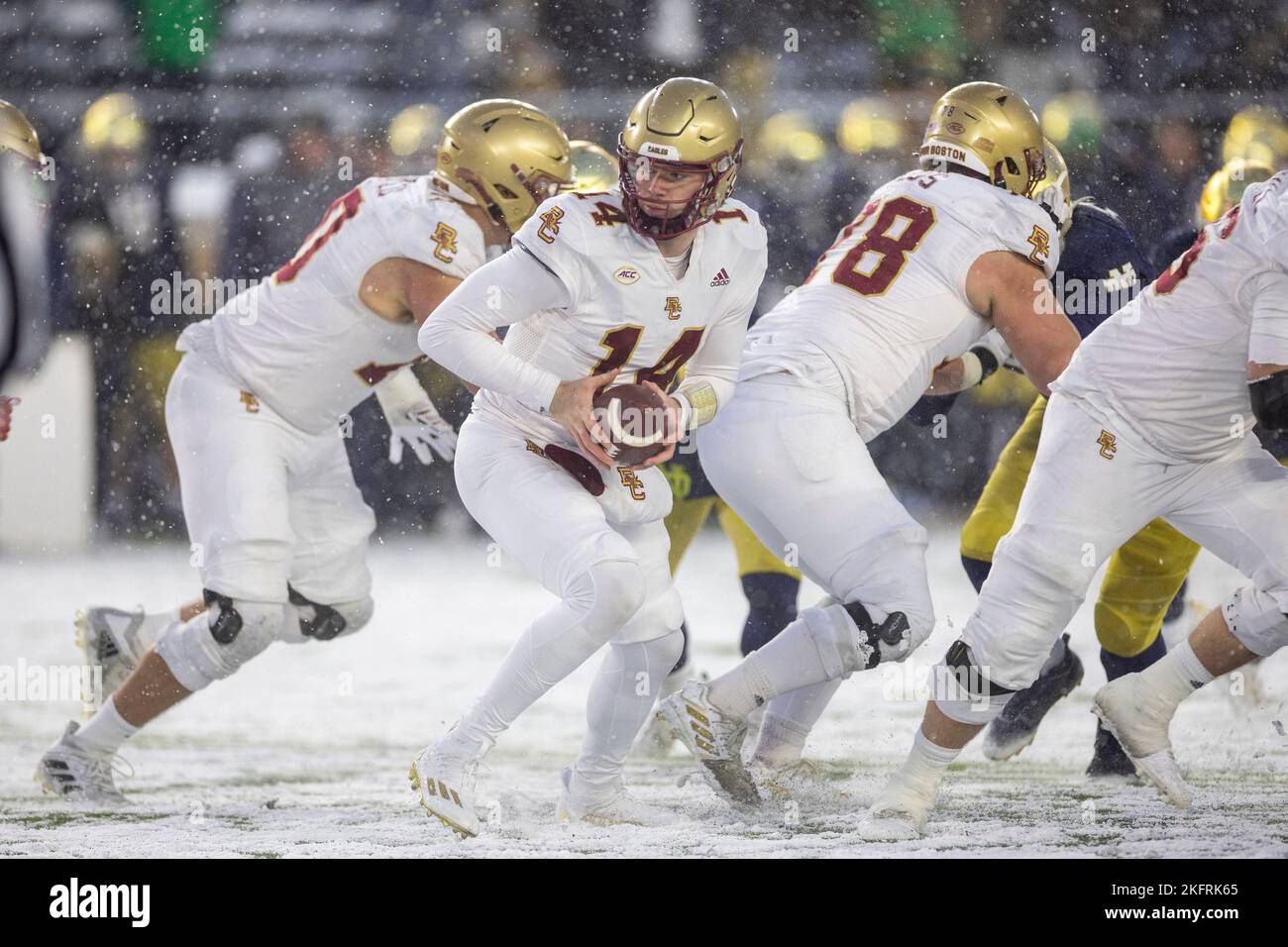 South Bend, Indiana, États-Unis. 19th novembre 2022. Le quarterback du Boston College Emmett Morehead (14) pivote avec le ballon lors du match de football de la NCAA entre les Boston College Eagles et notre Dame Fighting Irish au stade notre Dame de South Bend, Indiana. Notre Dame défait le Boston College 44-0. John Mersiits/CSM/Alamy Live News Banque D'Images