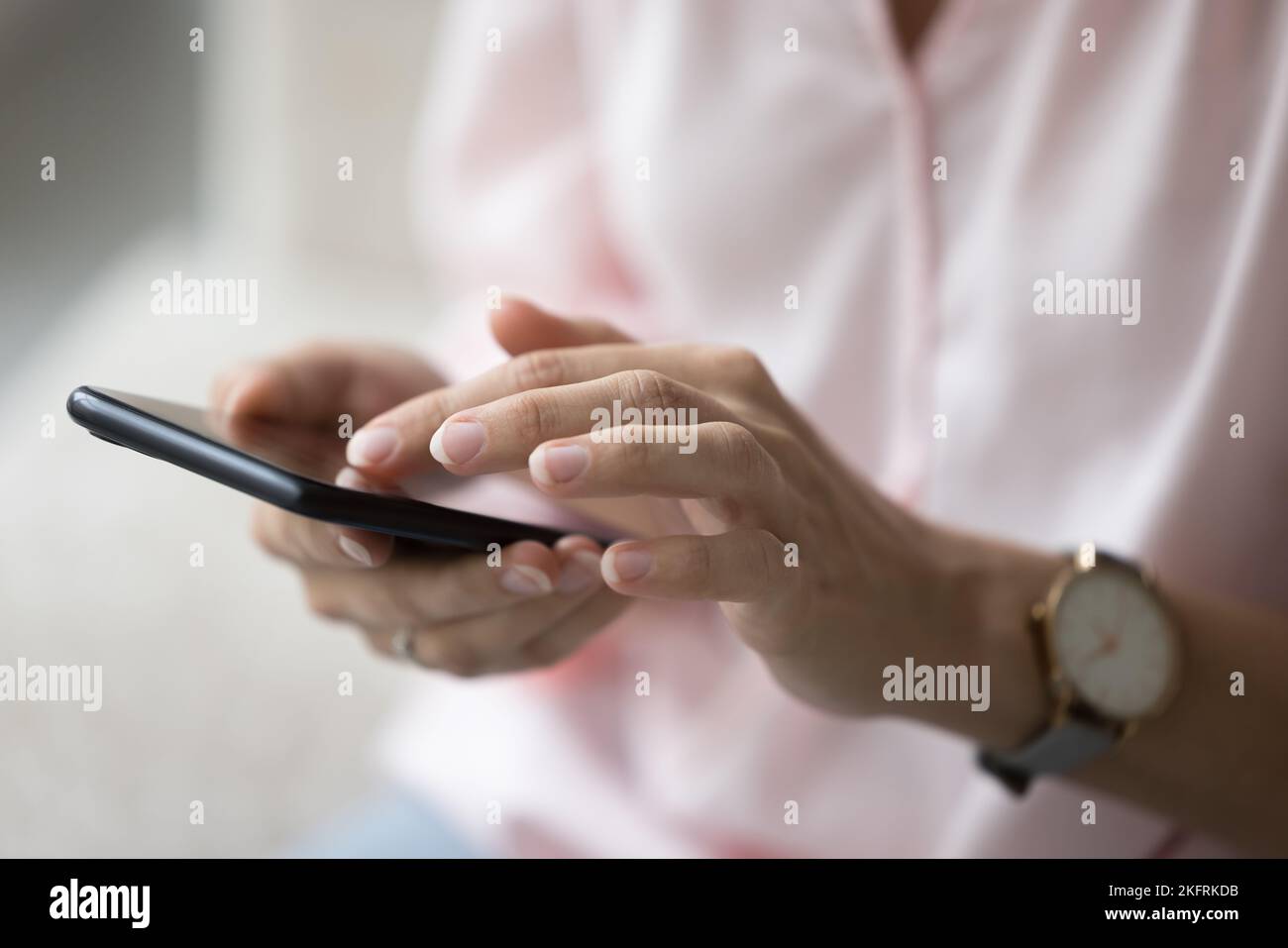 Femme inconnue utilisant un smartphone moderne à l'intérieur, gros plan Banque D'Images