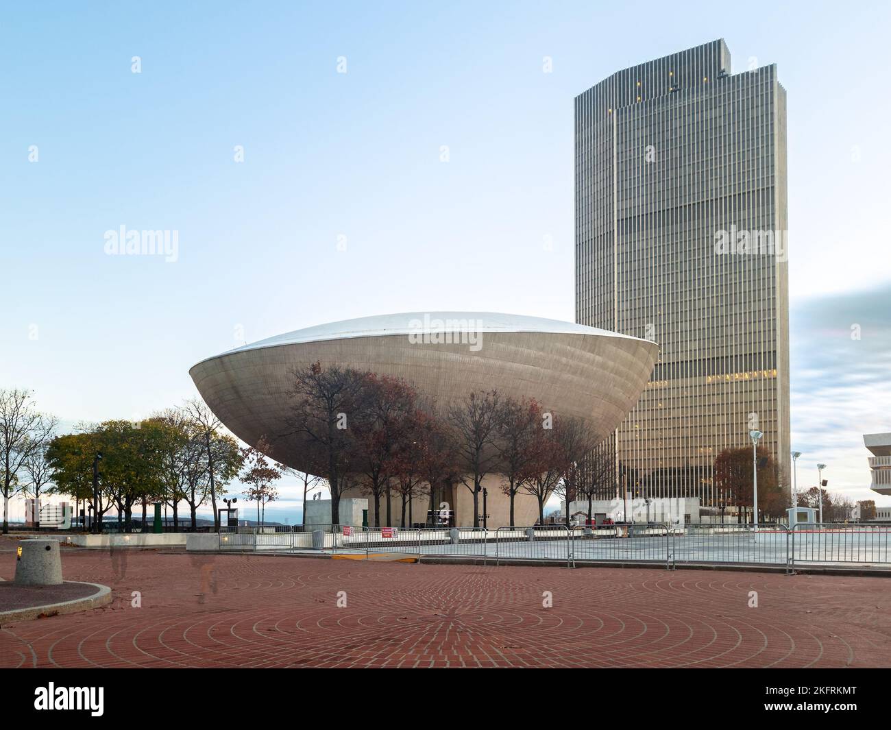 Albany, New York - 12 novembre 2022 : exposition longue vue panoramique du centre des arts de la scène des œufs sur l'Empire State Plaza à Foreground et Erast Banque D'Images