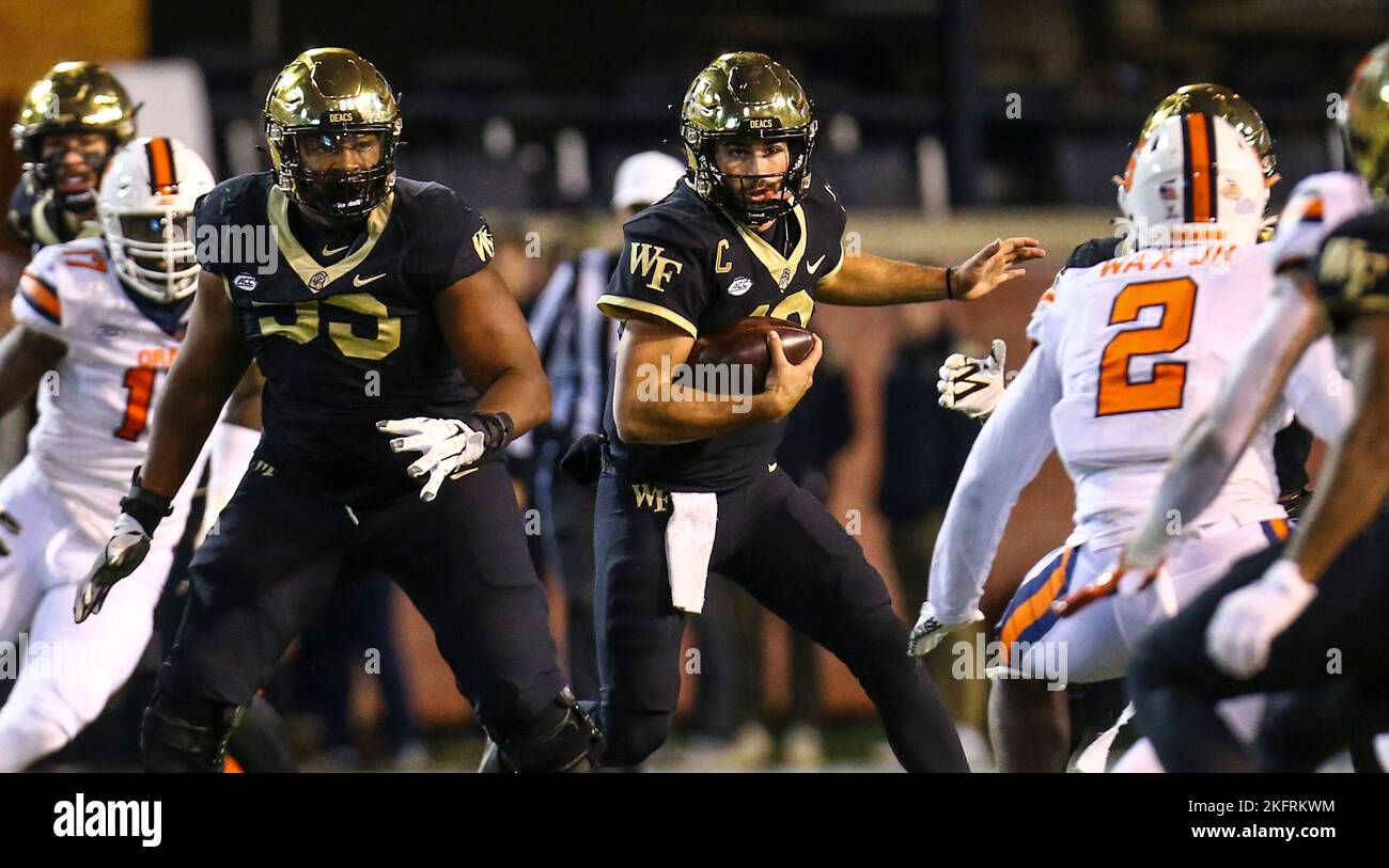 19 novembre 2022: Le jeune Sam Hartman (10) passe le ballon contre l'université de Syracuse. Match de football NCAA entre l'université de Syracuse et Wake Forest au champ de Truist à Winston-Salem, en Caroline du Nord. David Beach/CSM Banque D'Images