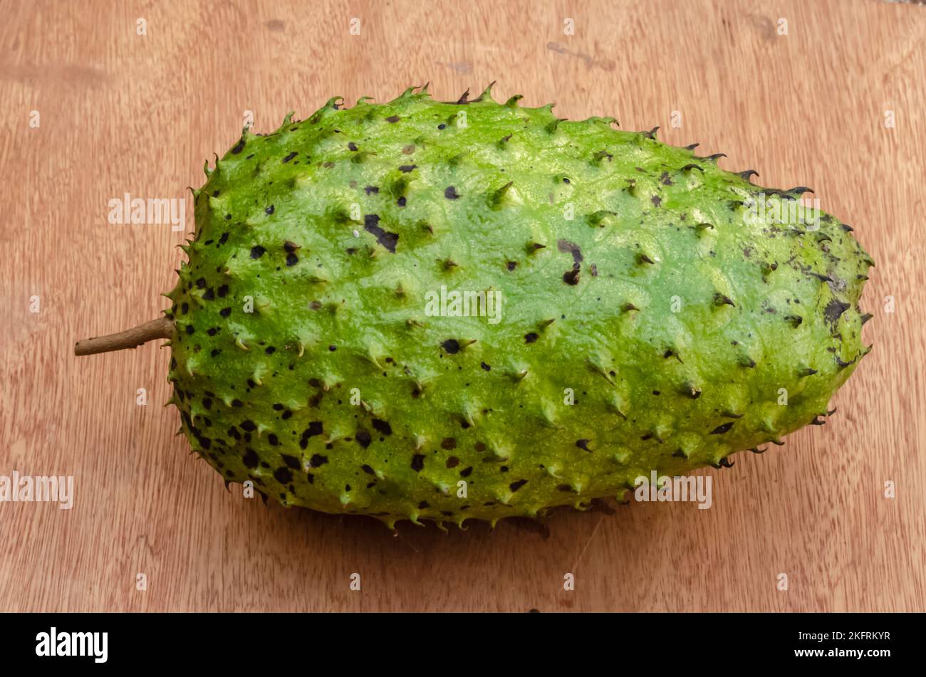 Une Annona Moricata (Graviola) isolée sur la surface de la carte Banque D'Images