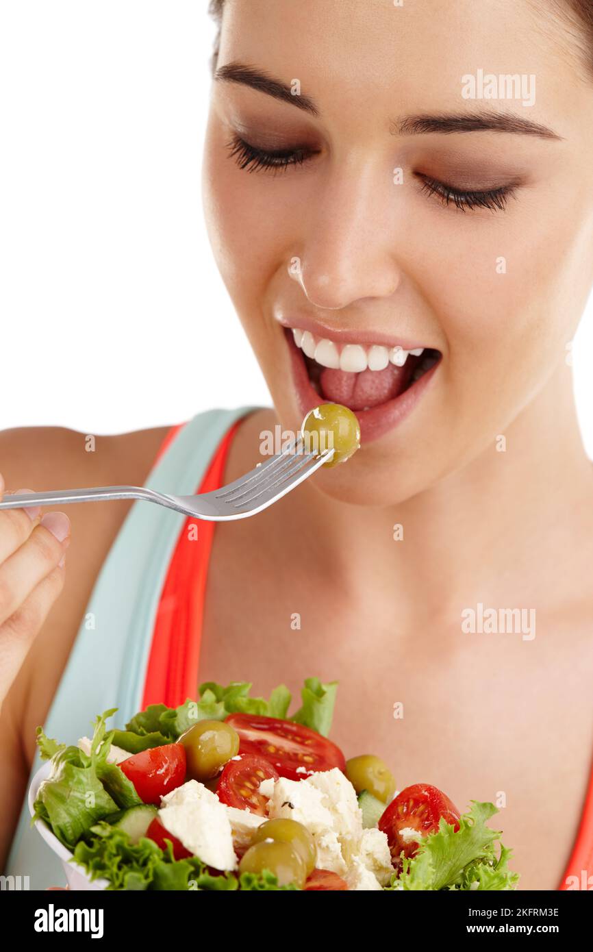 Mangez sainement, soyez en bonne santé. Femme sur fond blanc prête à manger de la salade. Banque D'Images