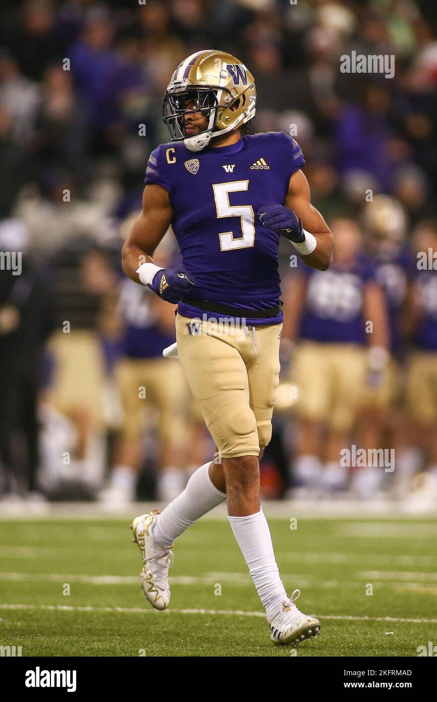 Seattle, WA, États-Unis. 19th novembre 2022. Washington Huskies défensive en arrière Alex Cook (5) lors d'un match de football NCAA entre les Colorado Buffaloes et les Washington Huskies au Husky Stadium de Seattle, WA. Sean Brown/CSM/Alamy Live News Banque D'Images
