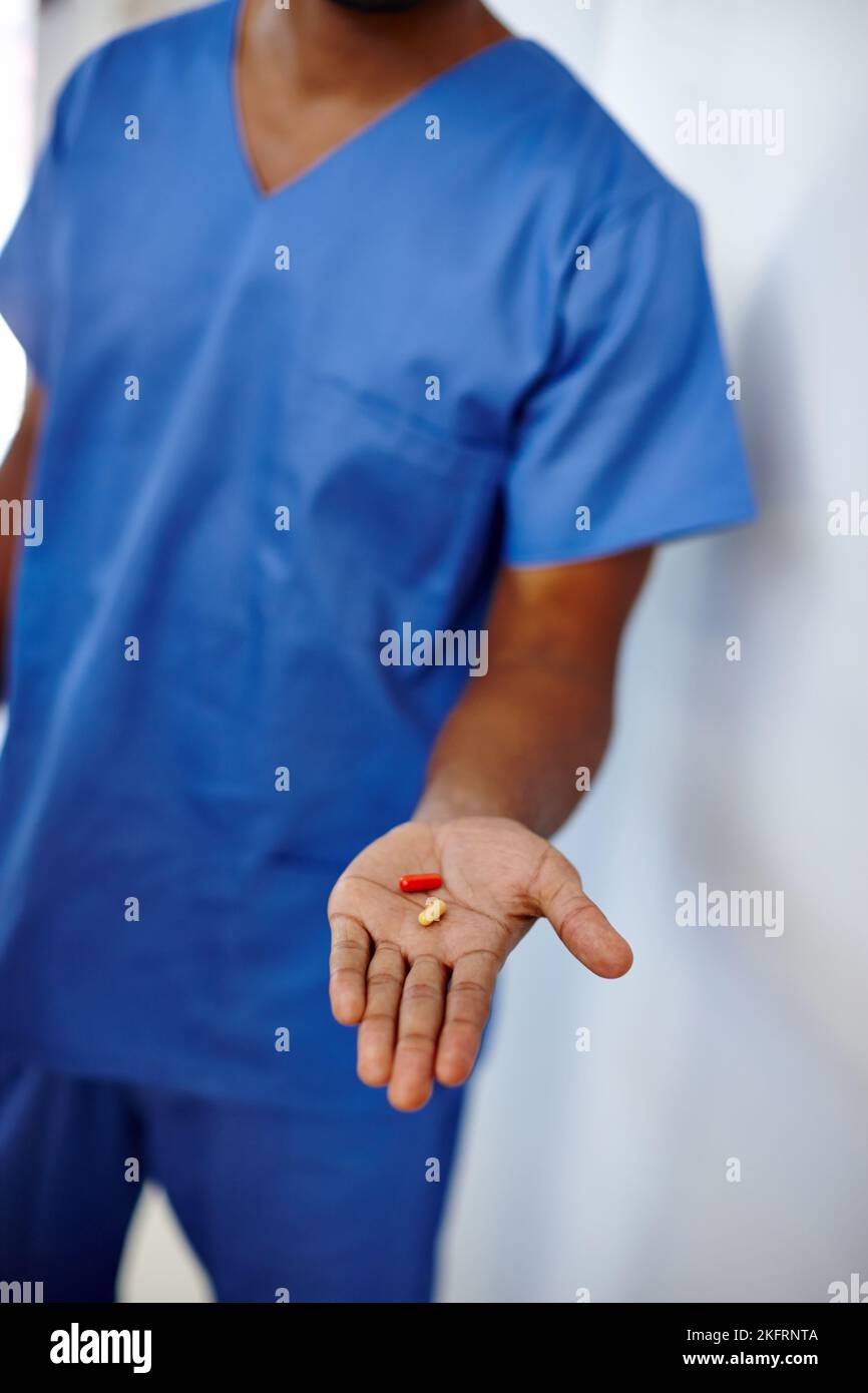 Revoyons votre santé. Image rognée d'un médecin qui vous donne un médicament alors qu'il est isolé sur fond blanc. Banque D'Images