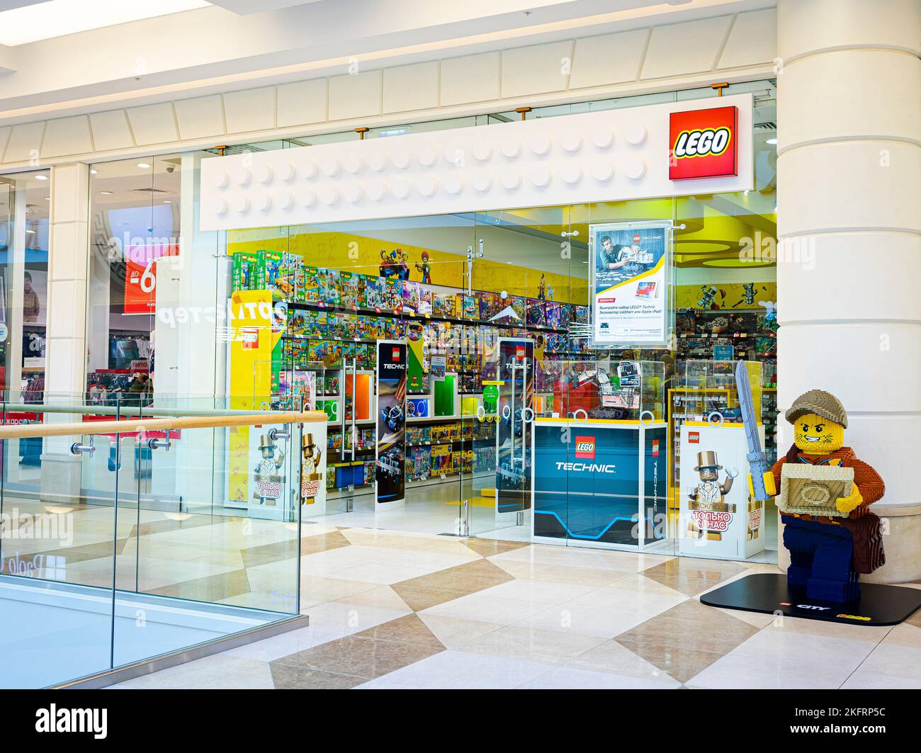 Sankt-Petersburg, Russie - octobre 24 2019 : boutique LEGO au centre commercial Europolis. L'avant du magasin se trouve à l'intérieur du centre commercial. LEGO est une gamme populaire de jouets de construction Banque D'Images