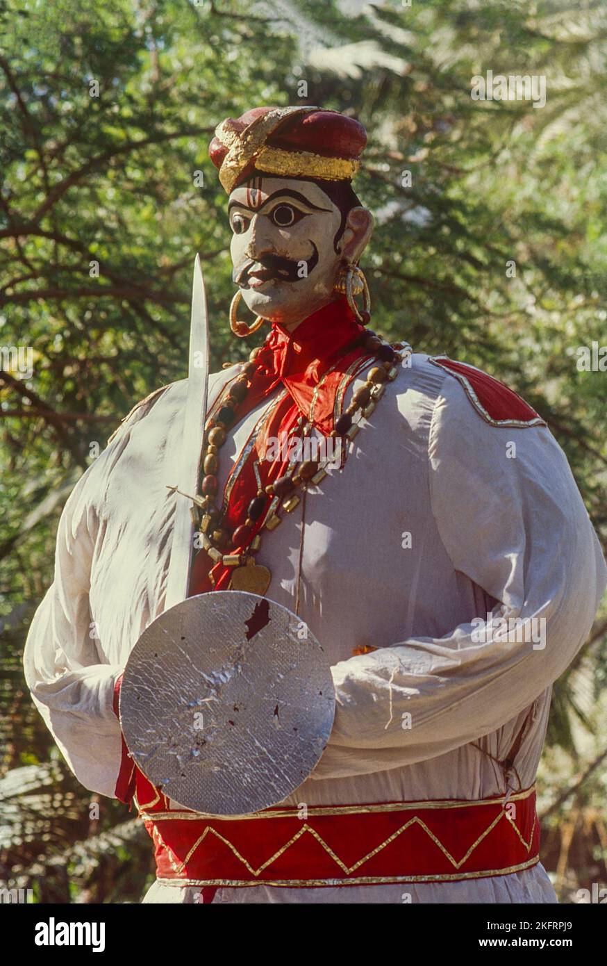 Au moment du festival de RAM Navmi, une grande mache de papier statuait ...
