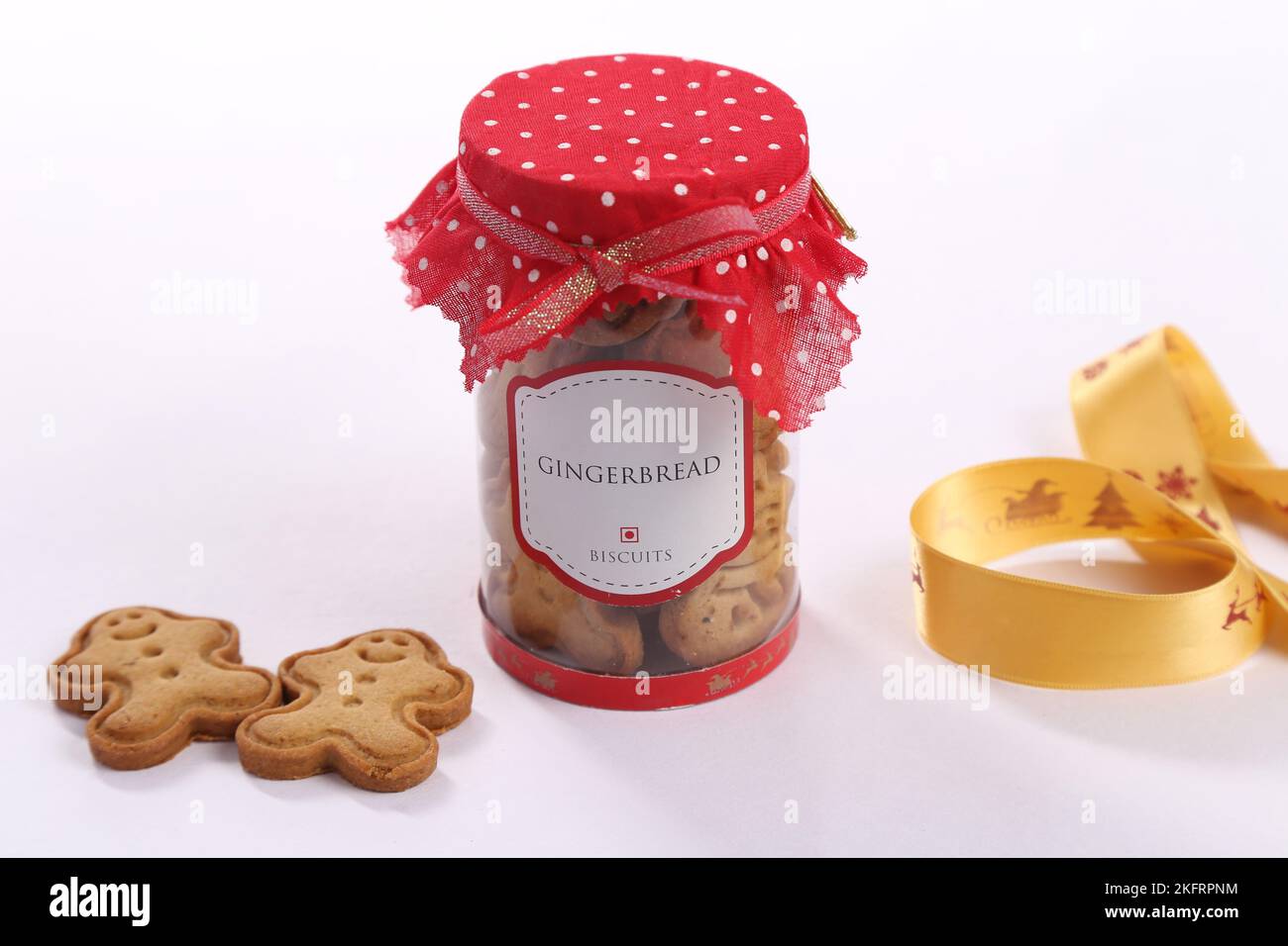 Pain au gingembre fait pour la fête de Noël avec emballage attrayant tourné sur fond blanc en studio Banque D'Images