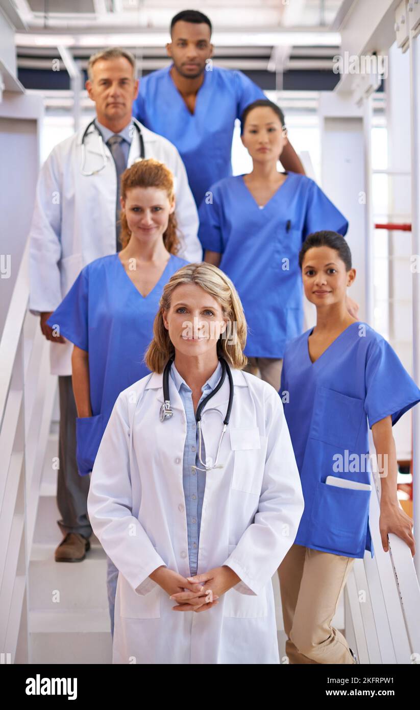 Votre santé est leur priorité. Portrait d'une équipe diversifiée de professionnels de la santé debout sur un escalier dans un hôpital. Banque D'Images