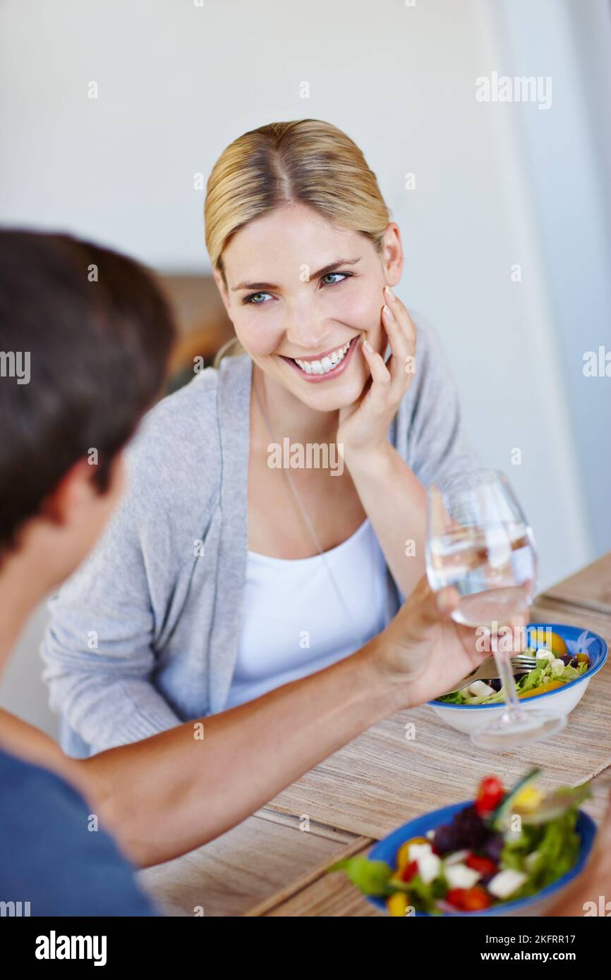 Garder leur amour frais. Un jeune couple heureux appréciant une salade saine ensemble. Banque D'Images