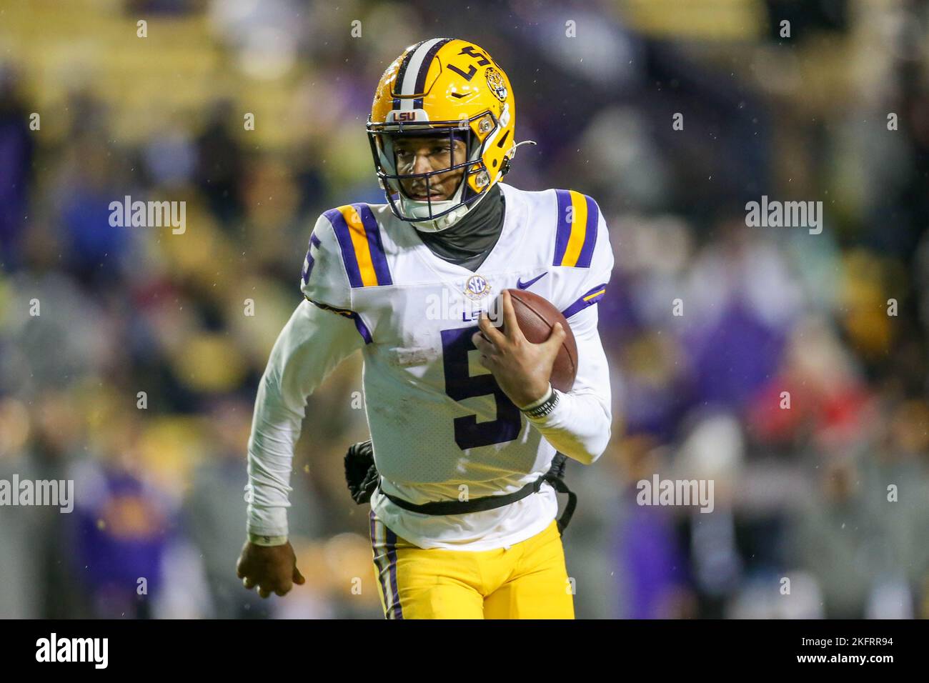 Bâton Rouge, LA, États-Unis. 19th novembre 2022. Jayden Daniels de LSU (5) cherche une salle de course lors du match de football de la NCAA entre l'Université de l'Alabama à Birmingham et les Tigers de LSU au Tiger Stadium à Baton Rouge, LA. Jonathan Mailhes/CSM/Alamy Live News Banque D'Images