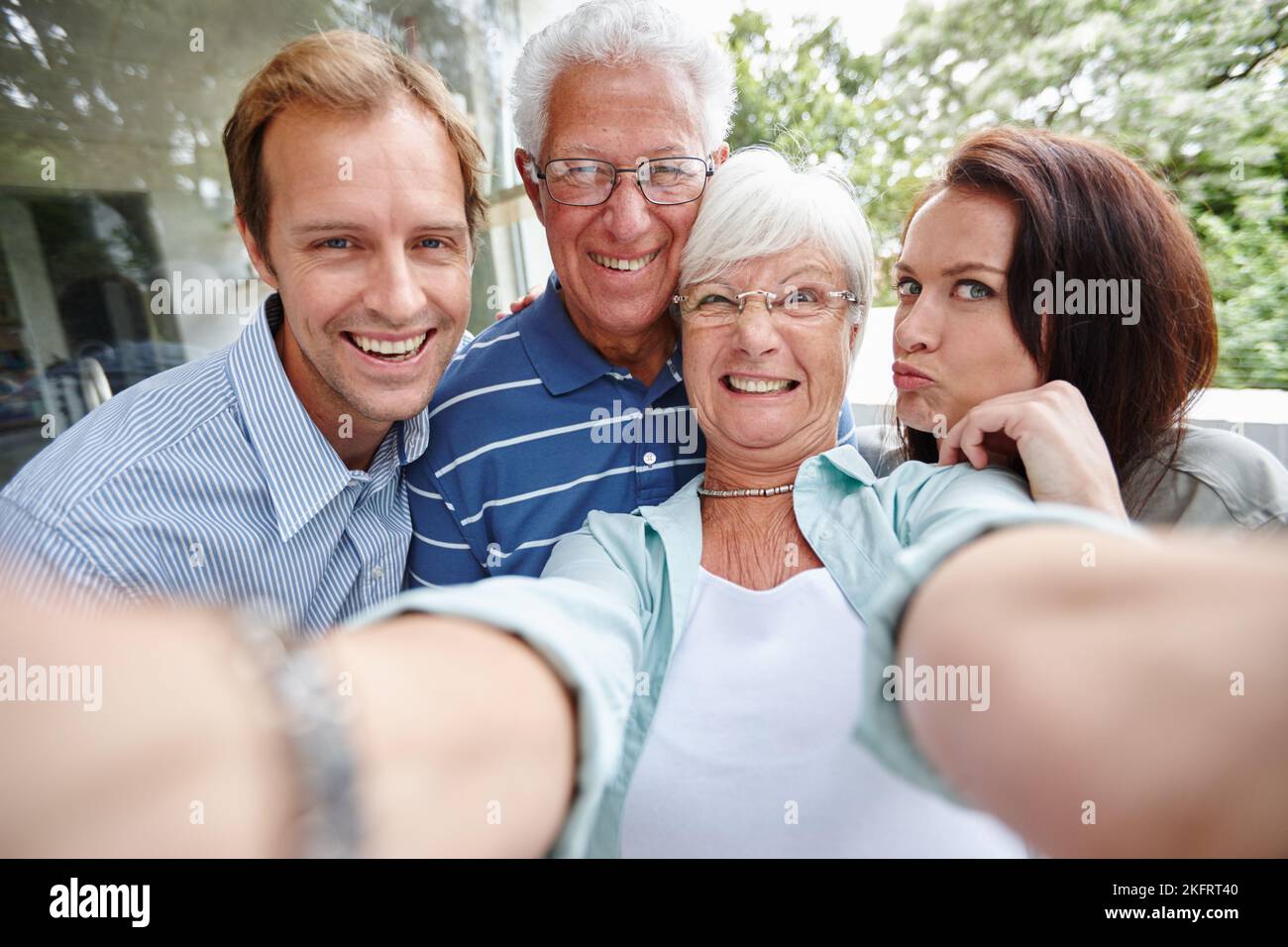 La famille est comme la famille. Quatre adultes prennent un selfie de famille. Banque D'Images