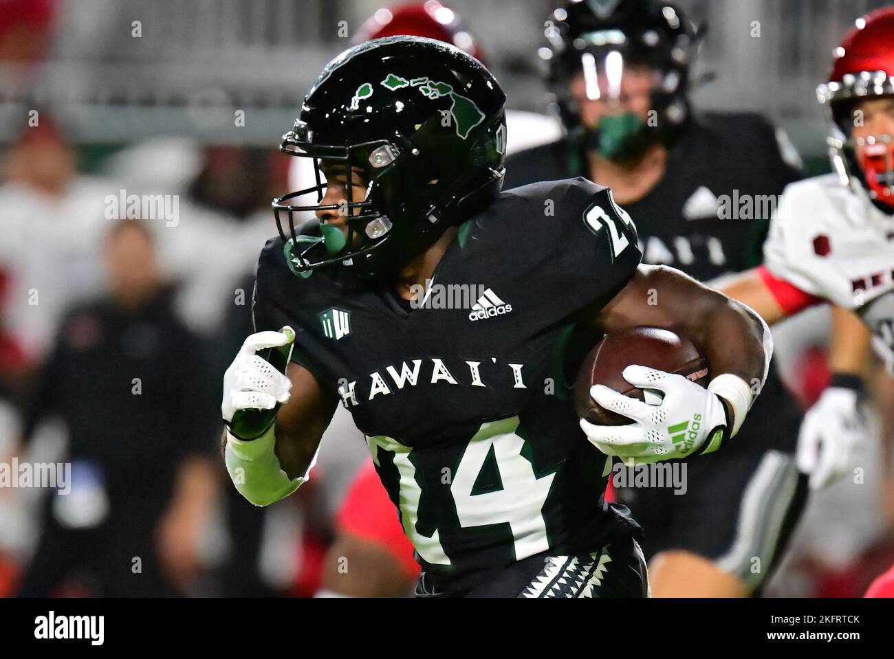 Honolulu, Hawaï, États-Unis. 19th novembre 2022. Hawaii Rainbow Warriors course de retour TYLAN HINES (24) a couru le ballon pendant la première moitié d'un match entre les rebelles UNLV et les guerriers arc-en-ciel de l'Université d'Hawaï joué à Clarence T.C. Ching Stadium, Honolulu, Hawaï. (Image de crédit : © Steven Erler/ZUMA Press Wire) Banque D'Images