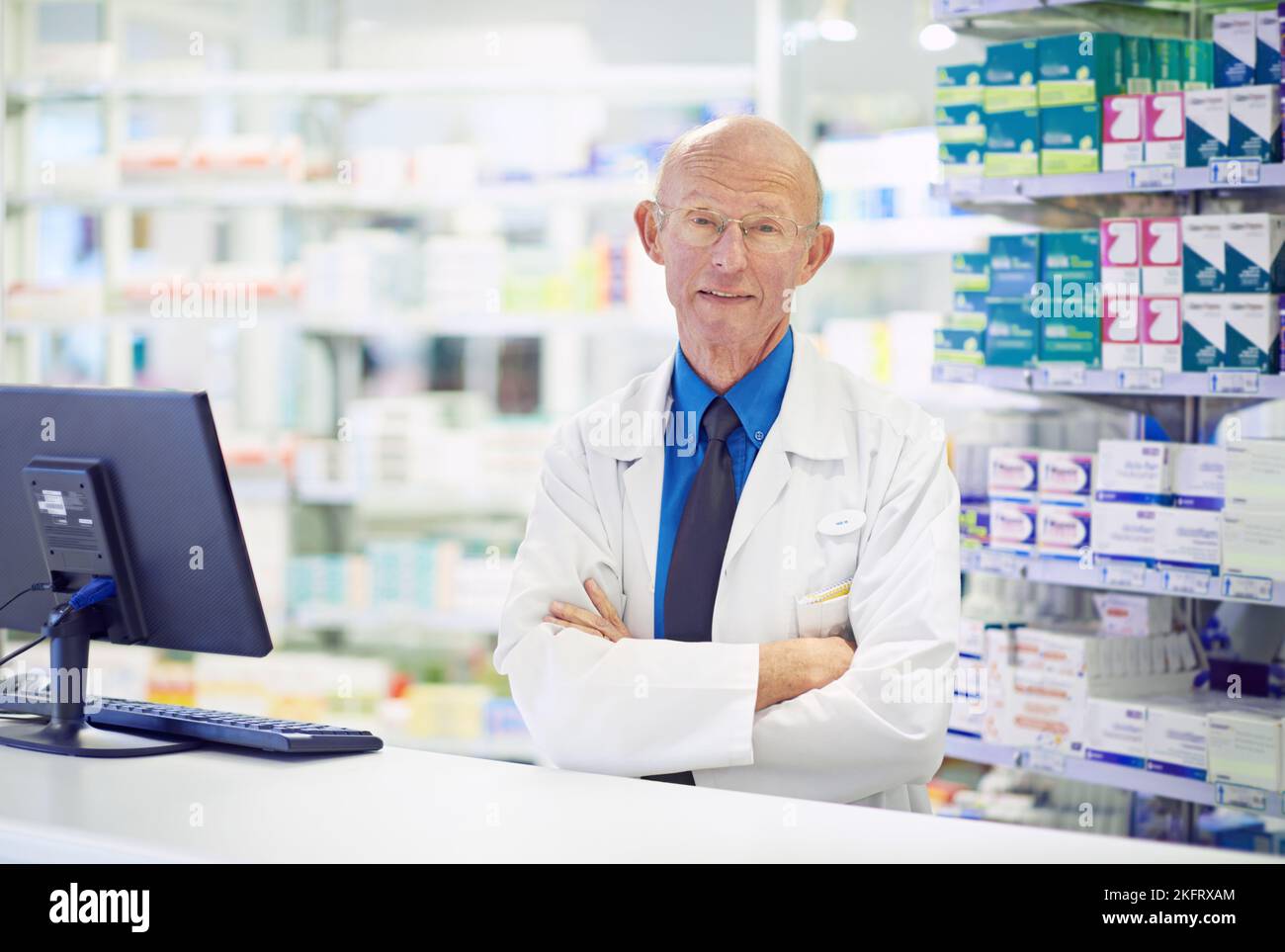 J'ai passé toute une vie à aider les gens. Portrait d'un pharmacien principal travaillant au comptoir. Banque D'Images