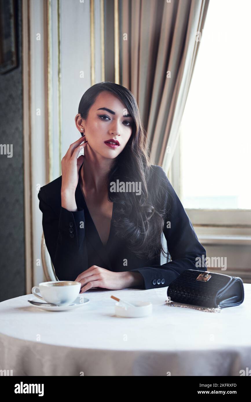 Marsouin classique. Portrait d'une jeune femme élégante avec café et cigarette. Banque D'Images