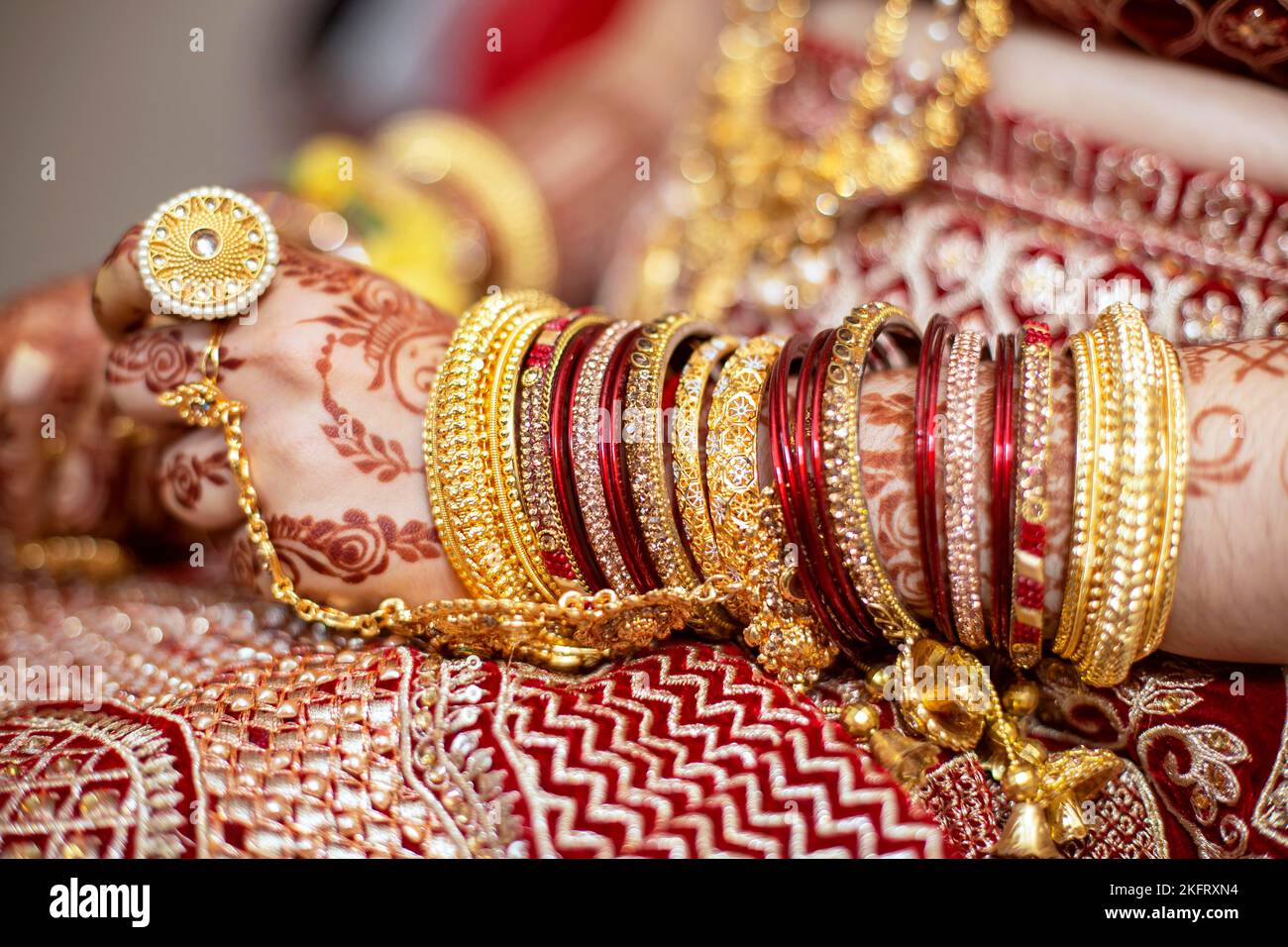 Bijoux traditionnels de mariée et décoration de henné sur les mains de la mariée hindoue le jour de son mariage, Maurice, Afrique Banque D'Images