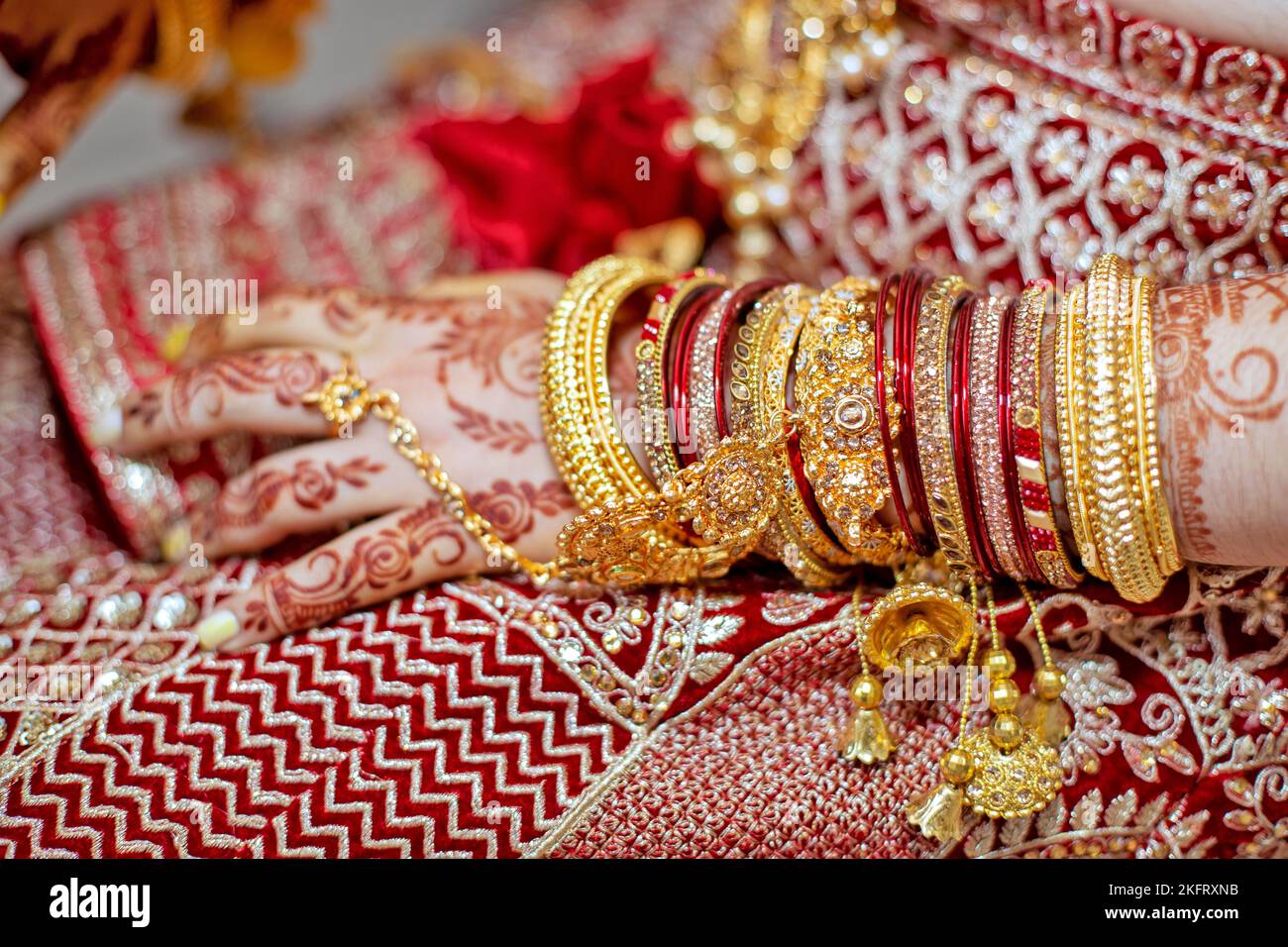 Bijoux traditionnels de mariée et décoration de henné sur les mains de la mariée hindoue le jour de son mariage, Maurice, Afrique Banque D'Images