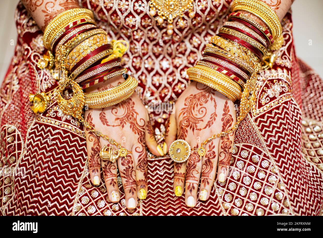 Bijoux traditionnels de mariée et décoration de henné sur les mains de la mariée hindoue le jour de son mariage, Maurice, Afrique Banque D'Images