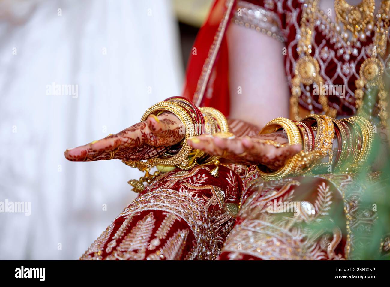Bijoux traditionnels de mariée et décoration de henné sur les mains de la mariée hindoue le jour de son mariage, Maurice, Afrique Banque D'Images