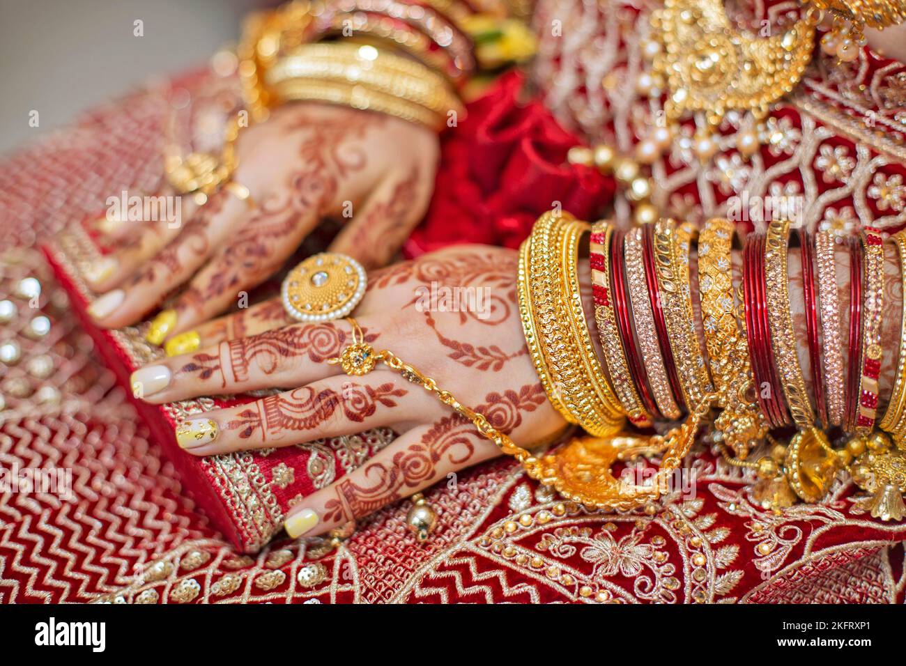 Bijoux traditionnels de mariée et décoration de henné sur les mains de la mariée hindoue le jour de son mariage, Maurice, Afrique Banque D'Images