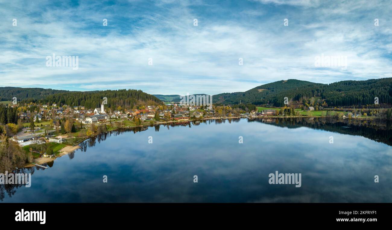 Vue sur le lac Titisee, lac dans la Forêt Noire du sud, à la ville de Titisee-Neustadt, Breisgau-Hochschwarzwald, Bade-Wurtemberg, Allemagne, Euro Banque D'Images