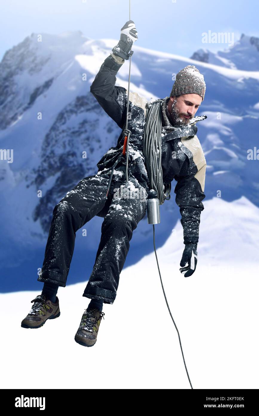 Poussez-vous jusqu'à vos limites. Un alpiniste suspendu d'une corde sur une rockface. Banque D'Images