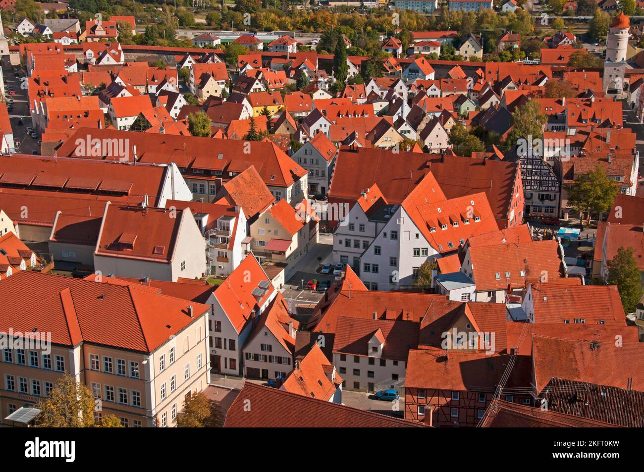 Vue de la tour de 89, 5 m de haut, le Daniel, église paroissiale protestante de Saint-Georges, sur les toits de Nördlingen, Donau-Ries, Bayrisch Swabia, Bavar Banque D'Images