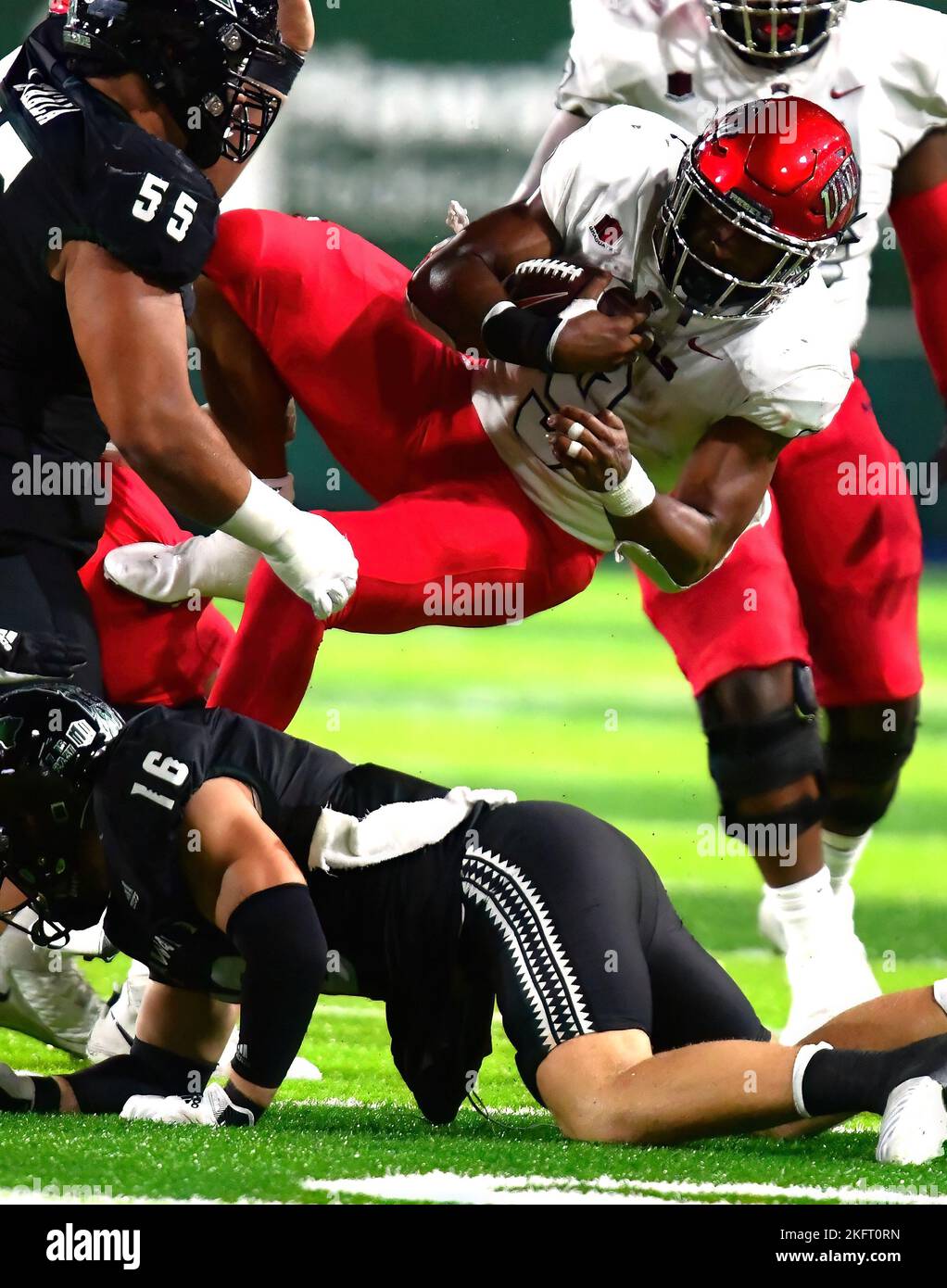 Honolulu, Hawaï, États-Unis. 19th novembre 2022. Les rebelles de l'UNLV qui ont fait marche arrière AIDAN ROBBINS (9) a été attaqué par le linebacker des guerriers de l'arc-en-ciel d'Hawaï LOGAN TAYLOR (16) pendant la première moitié d'un match entre les rebelles de l'UNLV et les guerriers de l'arc-en-ciel de l'Université d'Hawaï qui ont joué à Clarence T.C. Ching Stadium, Honolulu, Hawaï. (Image de crédit : © Steven Erler/ZUMA Press Wire) Banque D'Images