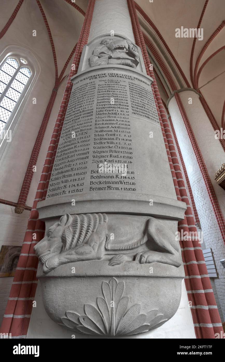 Colonne avec une inscription commémorative des personnes tuées dans la première Guerre mondiale 1914-1918, cathédrale de Bardowick Saint-Pierre et Paul, Bardowick, Basse-Saxe, Banque D'Images