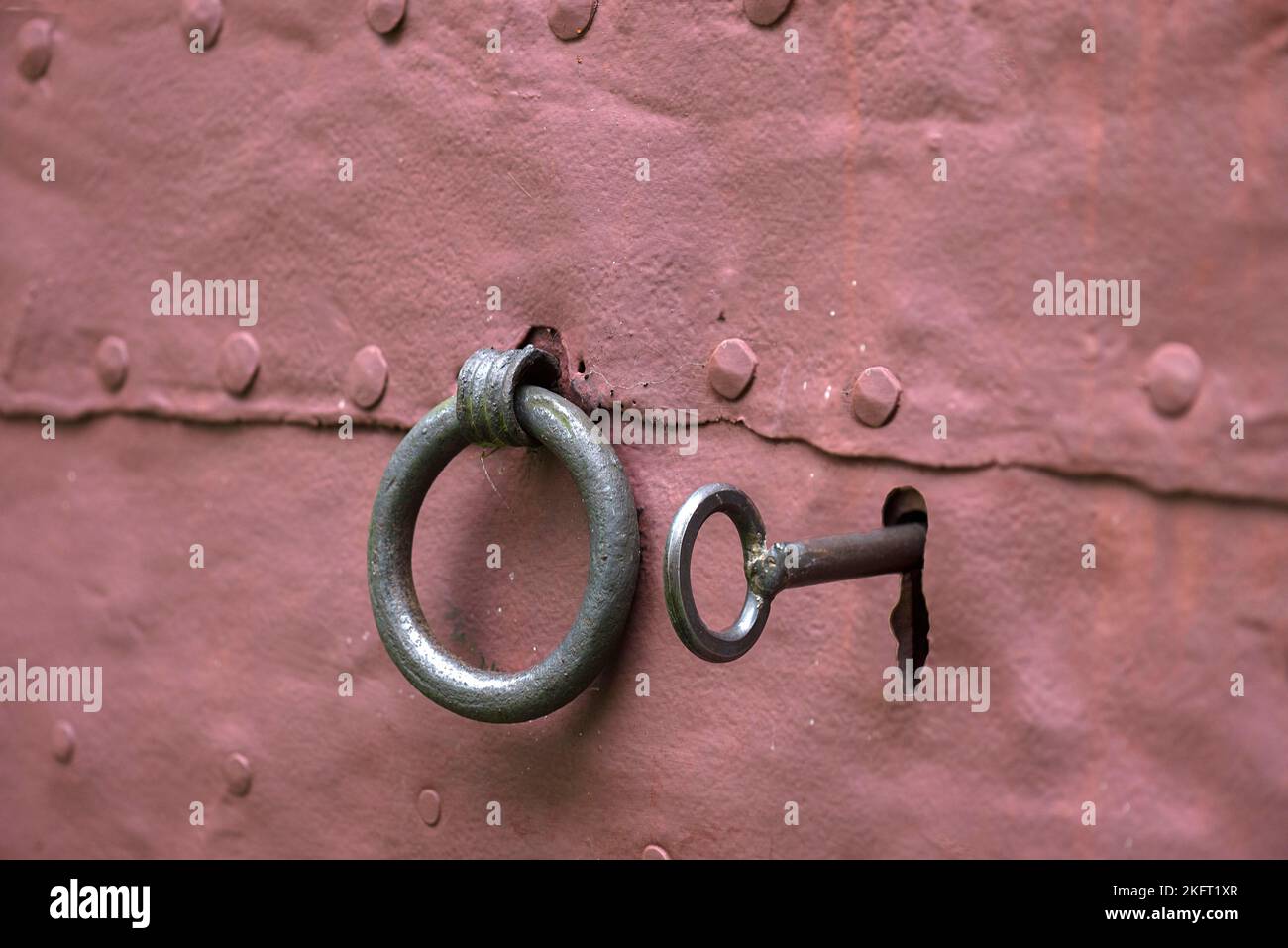 Knocker et clé d'une porte sacristie médiévale tardive, église Saint-Egidien, Beerbach, moyenne-Franconie, Bavière, Allemagne, Europe Banque D'Images