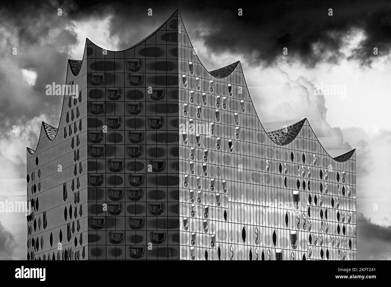 Elbe Philharmonic Hall, façade de verre contre des nuages dramatiques, photo en noir et blanc, Hambourg, Allemagne, Europe Banque D'Images
