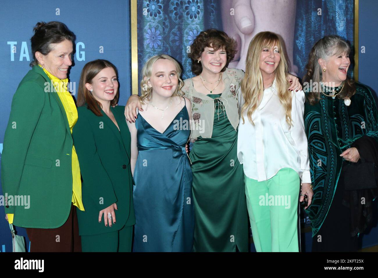 LOS ANGELES - 17 NOVEMBRE : Frances McDormand, Kate Hallett, Shayla Brown, Liv McNeil, Dede Gardner, Judith Ivey à la première féminine au Samuel Goldwyn Theatre sur 17 novembre 2022 à Beverly Hills, CA Banque D'Images
