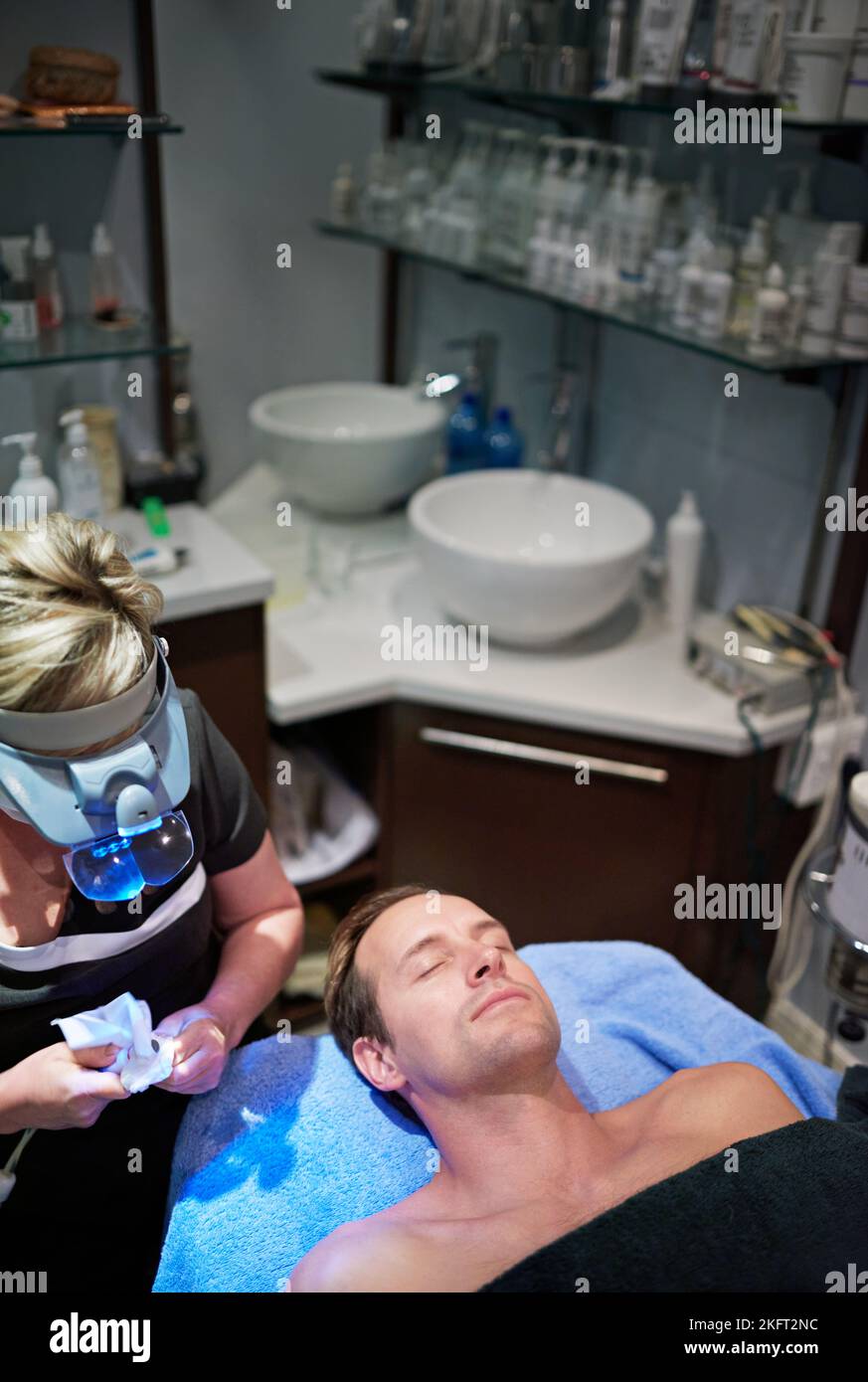 Les vrais hommes se soucient de la santé de leur peau. Un homme qui reçoit un traitement du visage dans une clinique de beauté. Banque D'Images