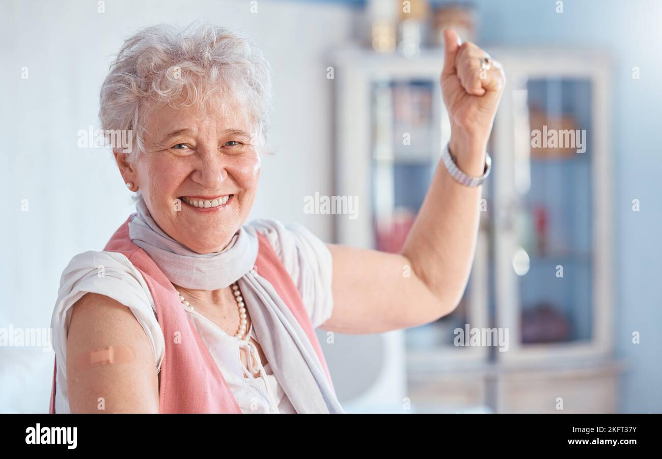 Covid, vaccin et bandaid avec le portrait de la vieille femme pour la santé, la médecine et le bien-être. Premiers soins, assurance et sécurité avec les patients âgés et Banque D'Images