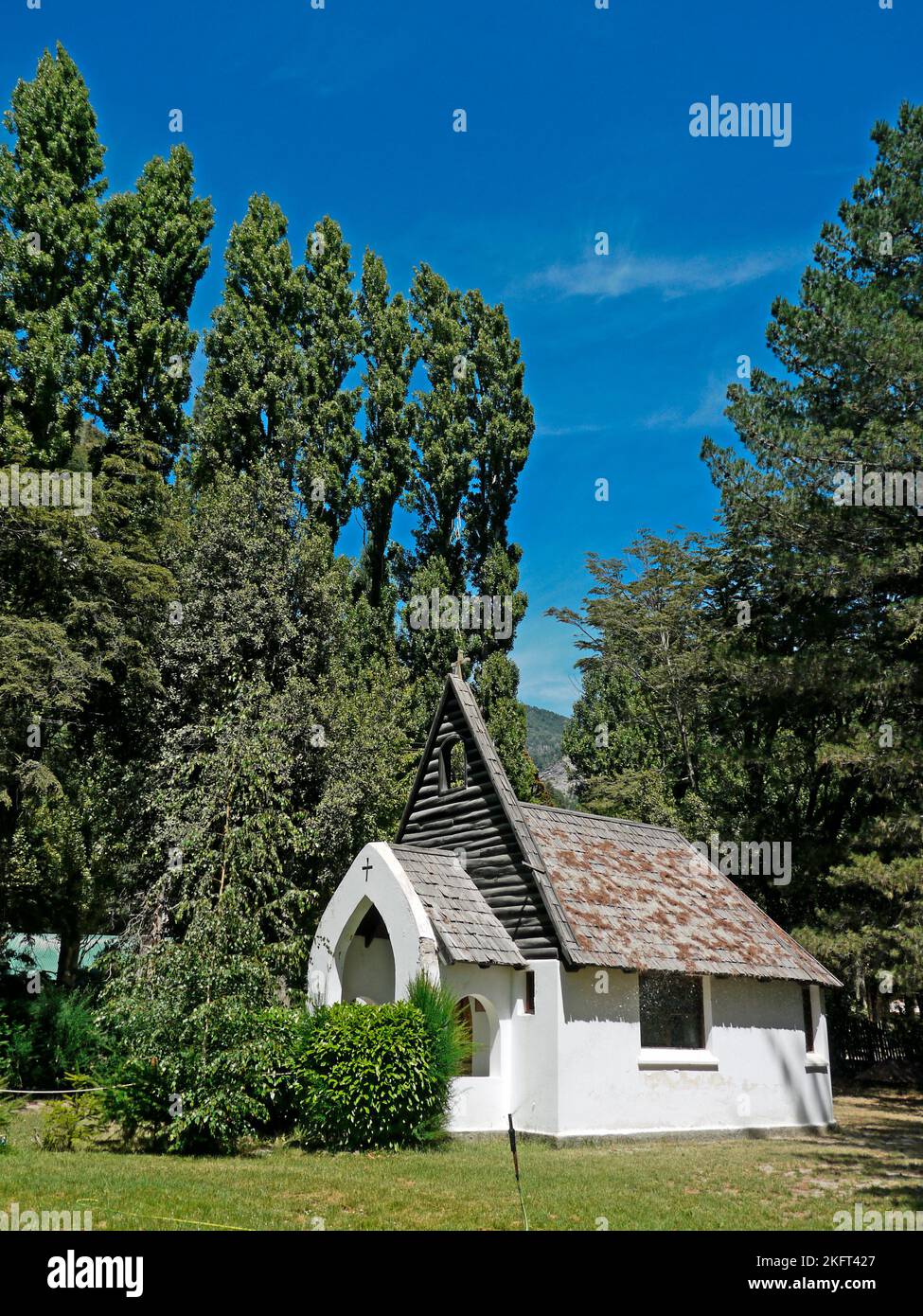 L'église. Colonia Suiza, Río Negro, Argentine, 2012-01-05 10:51. Quelques nuages de cendres du volcan Puyehue, Chili, dans le ciel. Banque D'Images