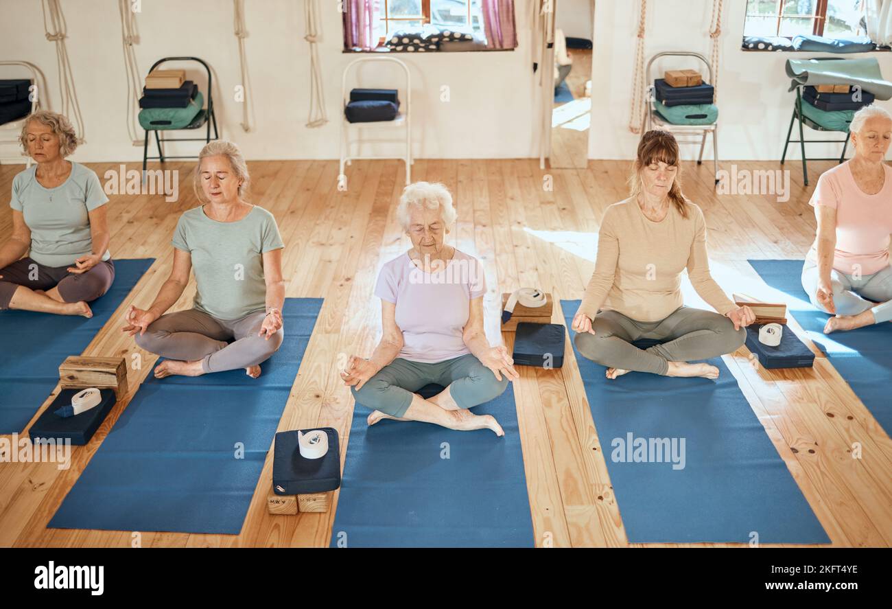 Femme âgée, yoga et méditation pour la santé spirituelle, le bien-être ou calme zen exercice de relaxation dans le studio. Les femmes âgées se détendent en cours de yoga Banque D'Images