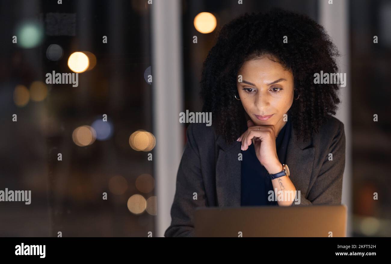Femme de nuit, d'heures supplémentaires et d'affaires sur un ordinateur portable travaillant tard sur un projet d'entreprise dans son bureau. Planification professionnelle, sombre et gestionnaire d'entreprise Banque D'Images