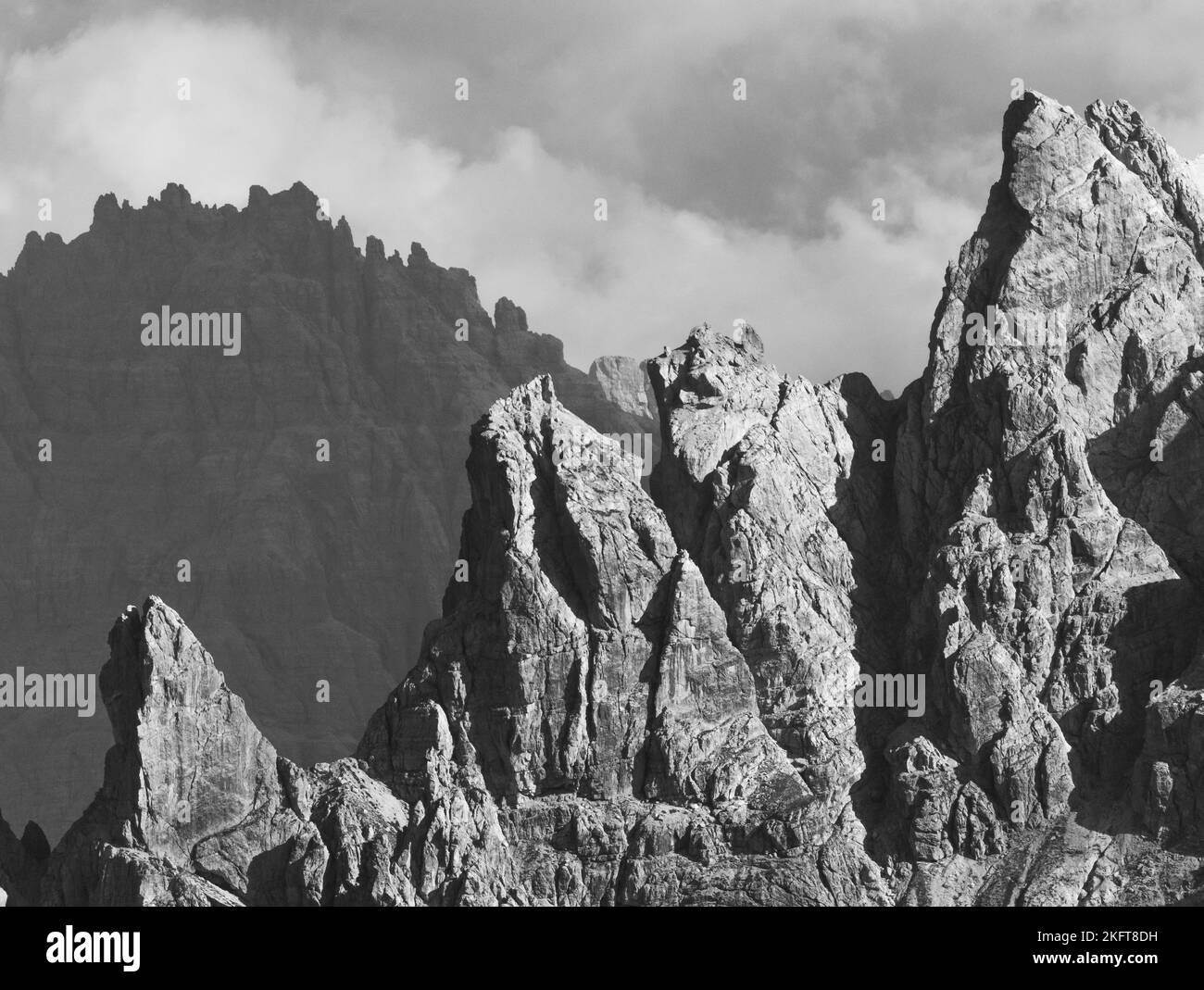 Paysage à couper le souffle d'une pente grossière de massif montagneux rocheux contre des nuages le jour ensoleillé dans les Dolomites Italie Banque D'Images