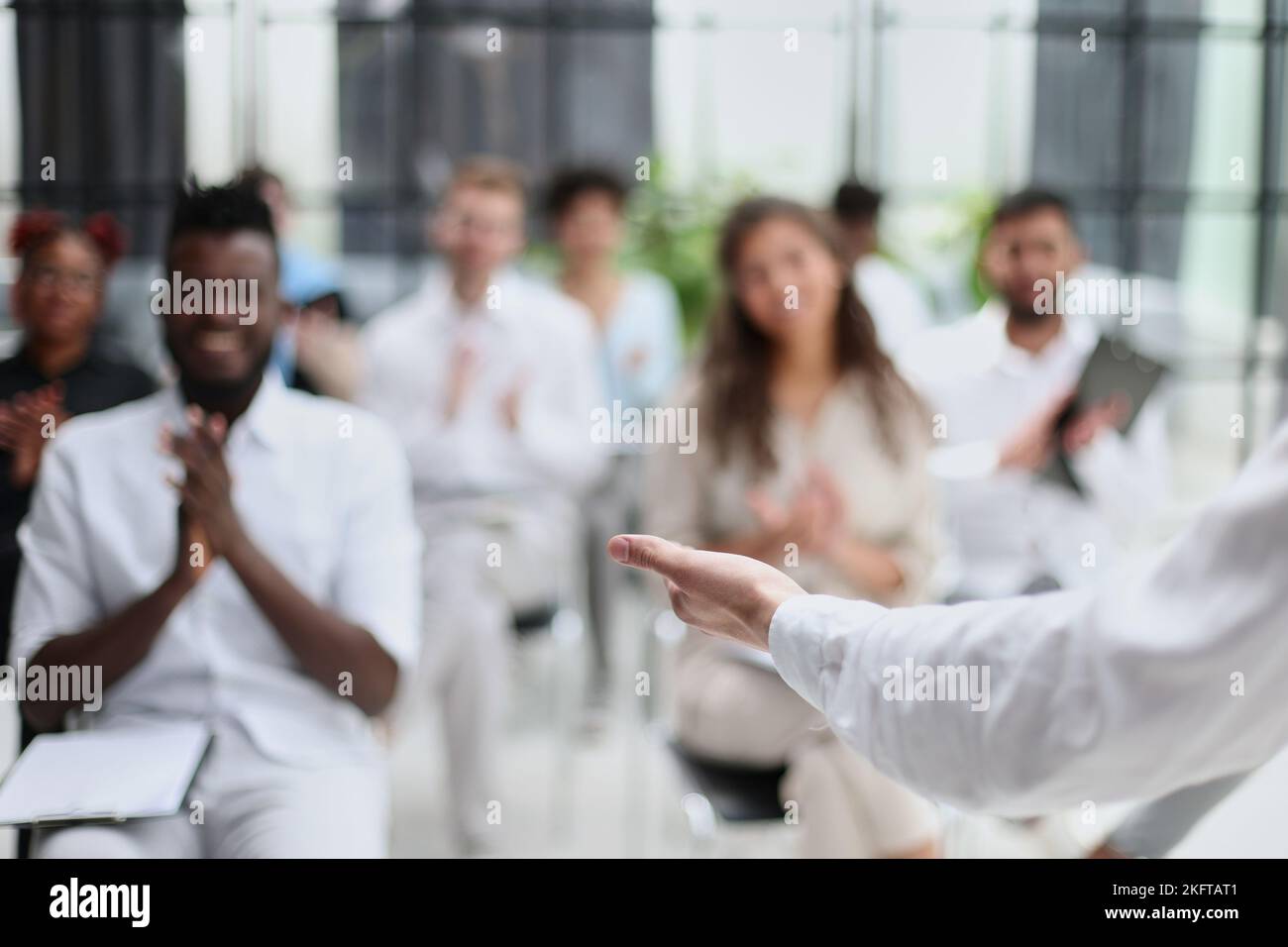 Les gens d'affaires qui assistent à un séminaire avec une distance sociale Banque D'Images