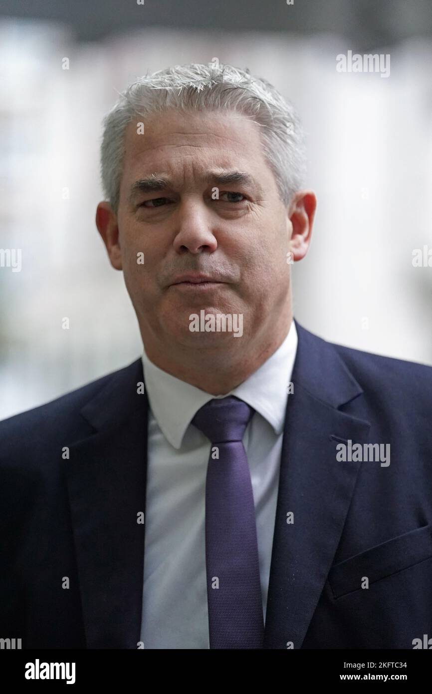 Steve Barclay, secrétaire à la Santé, arrive à la BBC Broadcasting House à Londres, pour figurer sur le programme d'affaires courantes de la BBC One, dimanche avec Laura Kuenssberg. Date de la photo: Dimanche 20 novembre 2022. Banque D'Images