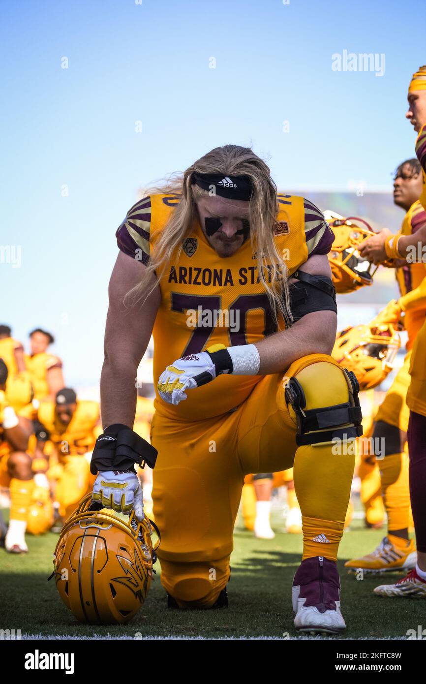 Emmitt Bohle (70), joueur de ligne offensif de l'Arizona State, s'agenouille en prière avant un match de football universitaire de la NCAA contre les Oregon State Beavers à Tempe, Arizona, le samedi 19 novembre 2022. Oregon State a battu Arizona State 31-7 (Thomas Fernandez / image of Sport). Banque D'Images