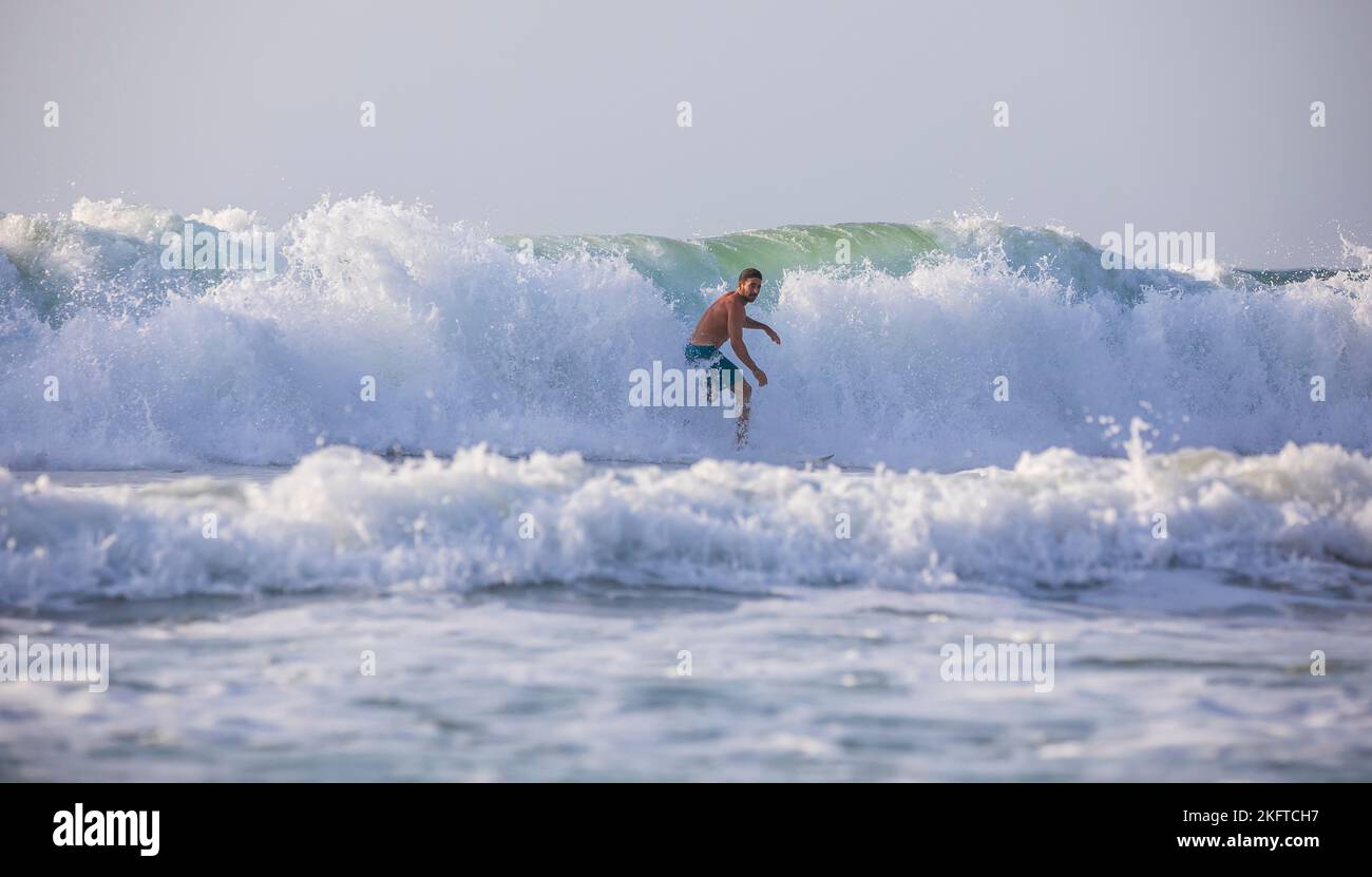 ISRAËL, Herzliya - 05 octobre 2022: Surfeur sur la vague Banque D'Images