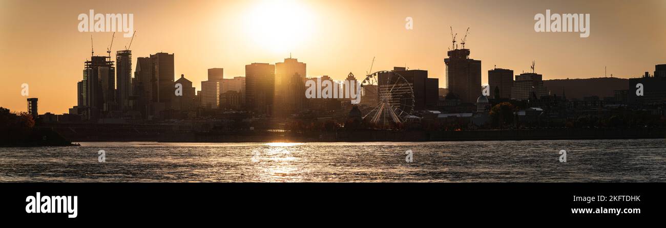 Magnifique coucher de soleil doré sur les gratte-ciel de Montréal, avec vue sur les nouveaux bâtiments et le Vieux Port. Photo de l'île Sainte-Hélène de Montréal Banque D'Images
